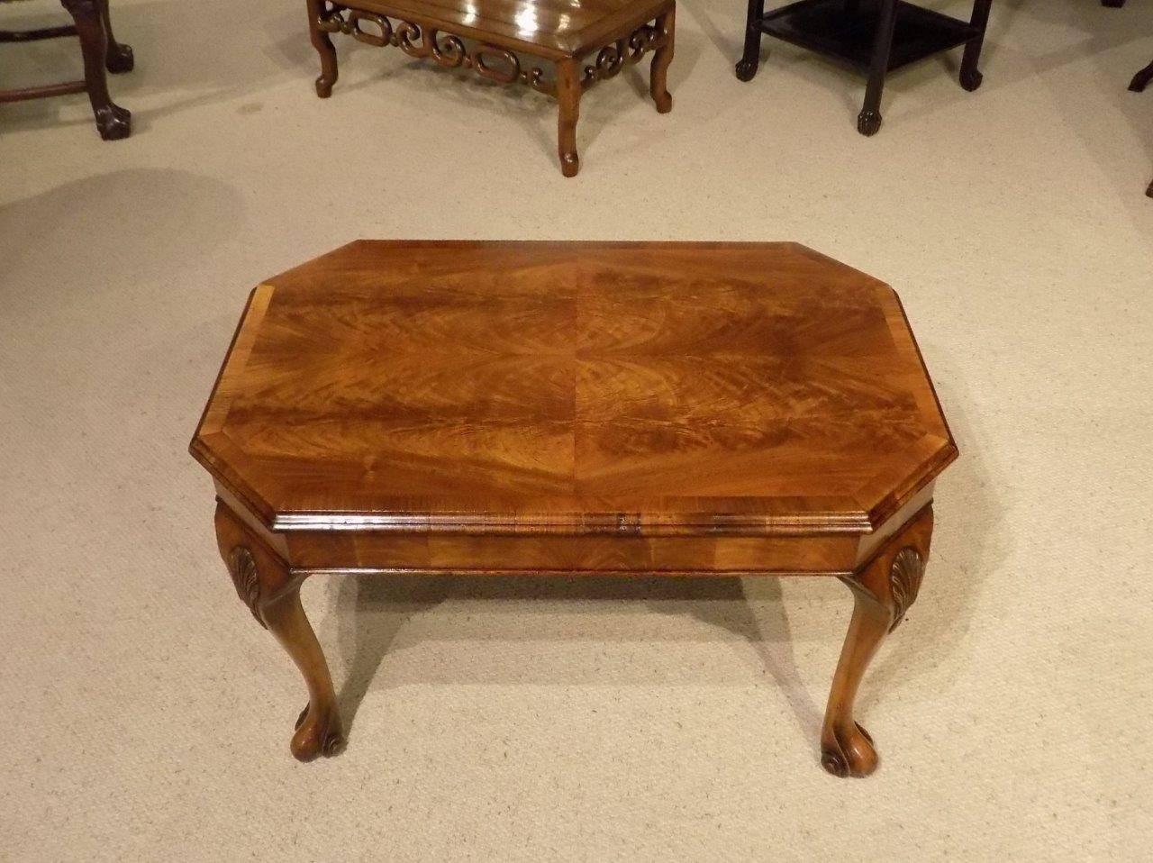 A burr walnut George I Revival oval antique coffee table. Having an oval top veneered in beautifully figured burr walnut and with a burr walnut frieze, supported on four elegant walnut cabriole supports with carved anthemion detail and acanthus