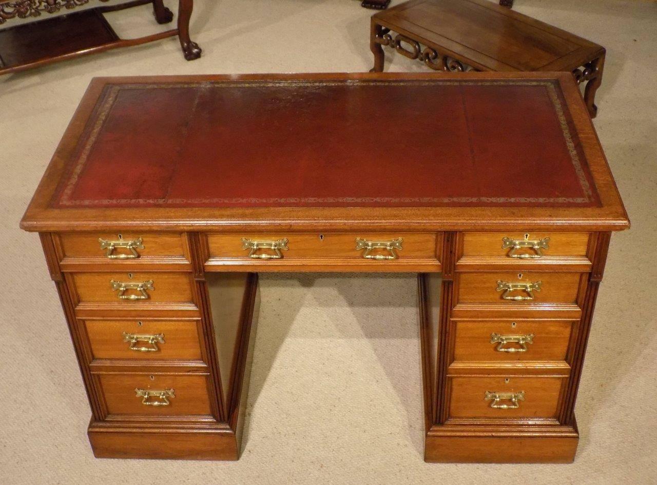 Mahogany Late Victorian Period Antique Pedestal Desk by Hindley & Sons In Excellent Condition In Darwen, GB
