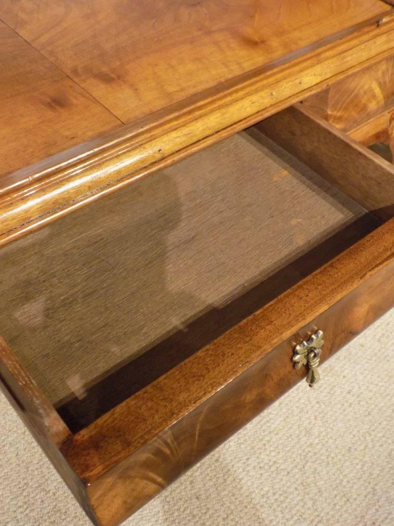 Fine Quality Walnut Queen Anne Style Coffee Table In Excellent Condition In Darwen, GB