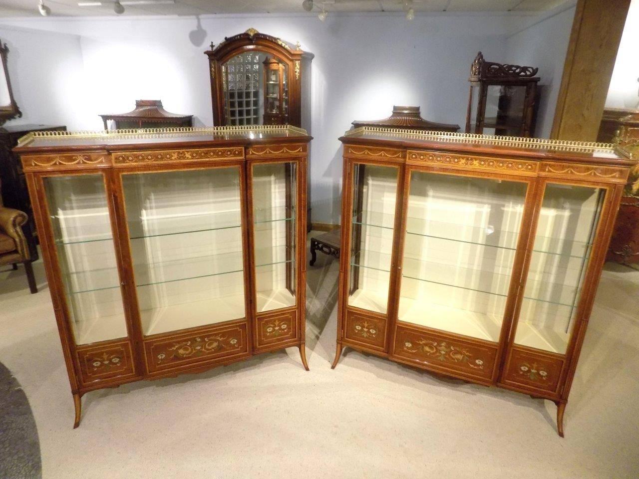 Edwardian Stunning Quality Pair of Fiddleback Mahogany Inlaid Antique Display Cabinets For Sale