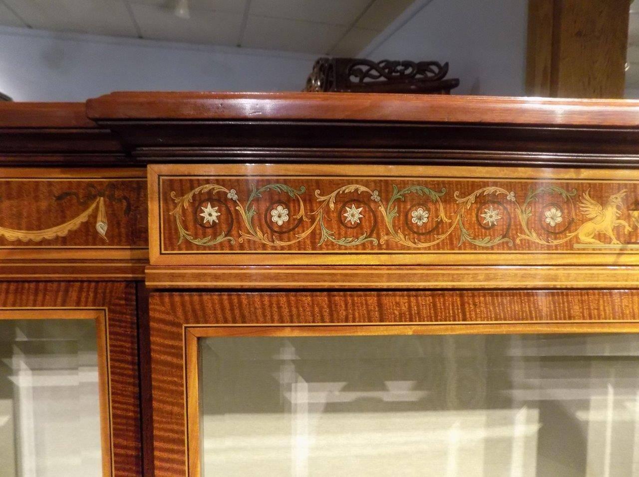 Stunning Quality Pair of Fiddleback Mahogany Inlaid Antique Display Cabinets In Excellent Condition For Sale In Darwen, GB
