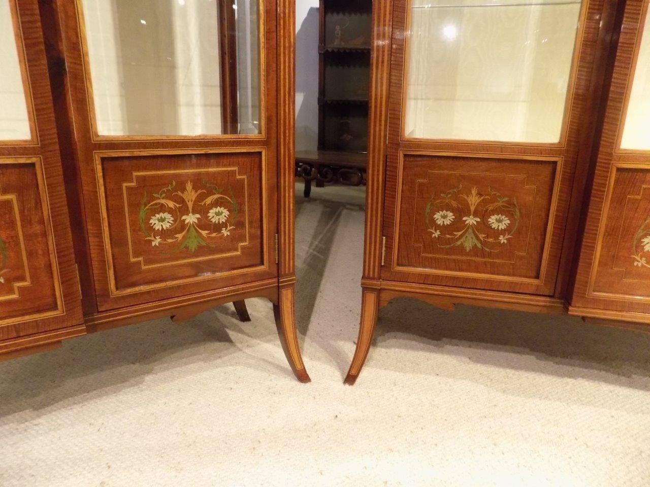 Stunning Quality Pair of Fiddleback Mahogany Inlaid Antique Display Cabinets For Sale 1
