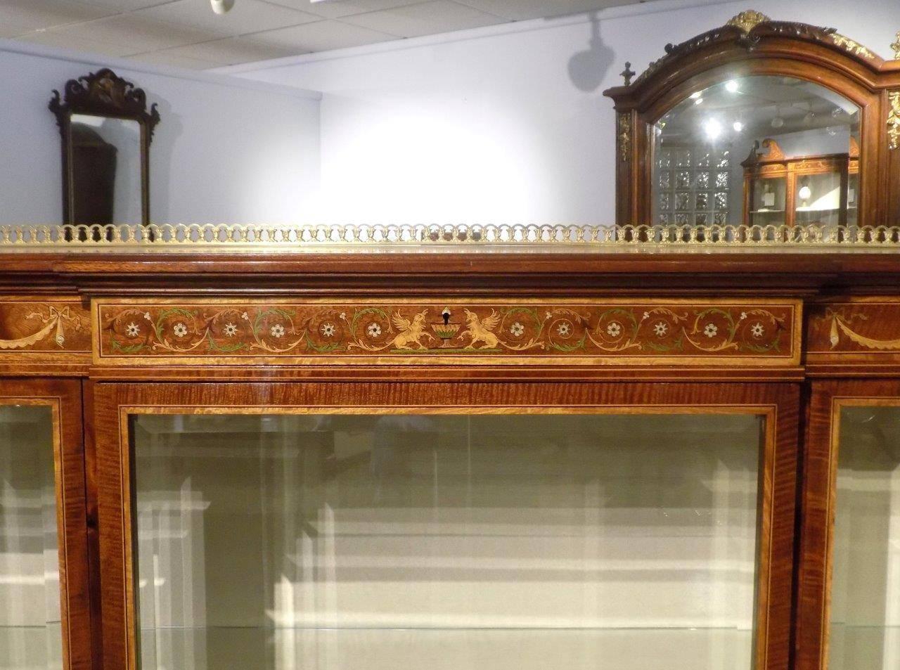 Stunning Quality Pair of Fiddleback Mahogany Inlaid Antique Display Cabinets For Sale 2