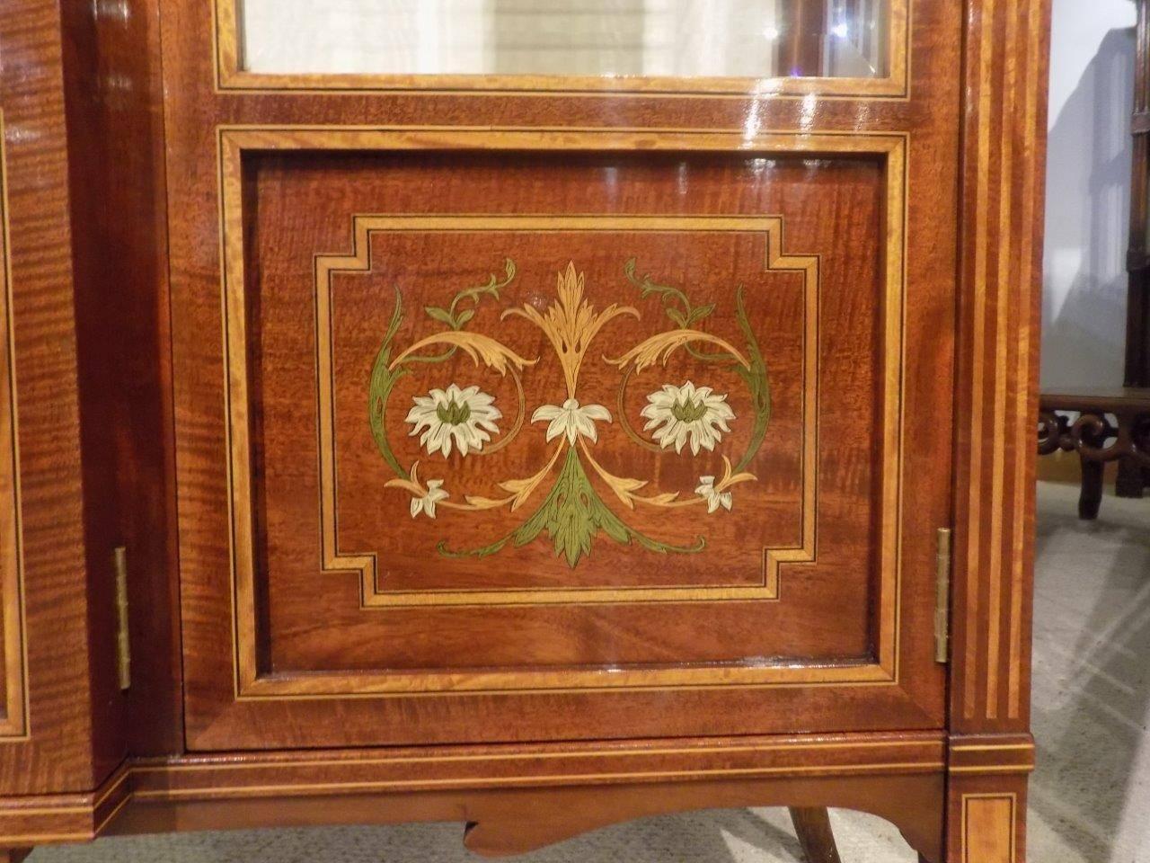 Stunning Quality Pair of Fiddleback Mahogany Inlaid Antique Display Cabinets For Sale 3