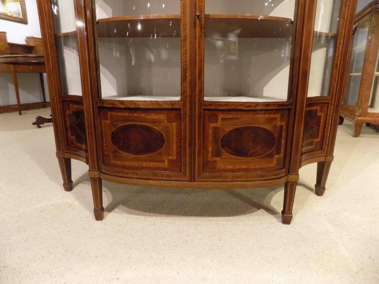 Fine Quality Small Mahogany Inlaid Edwardian Serpentine Display Cabinet In Excellent Condition In Darwen, GB