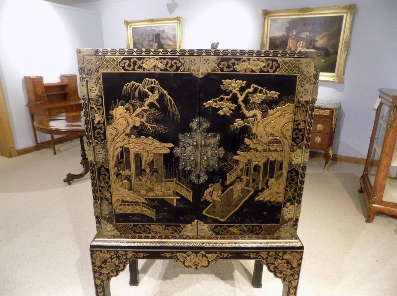Chinoiserie Gold Lacquered Cocktail Cabinet on Stand 5