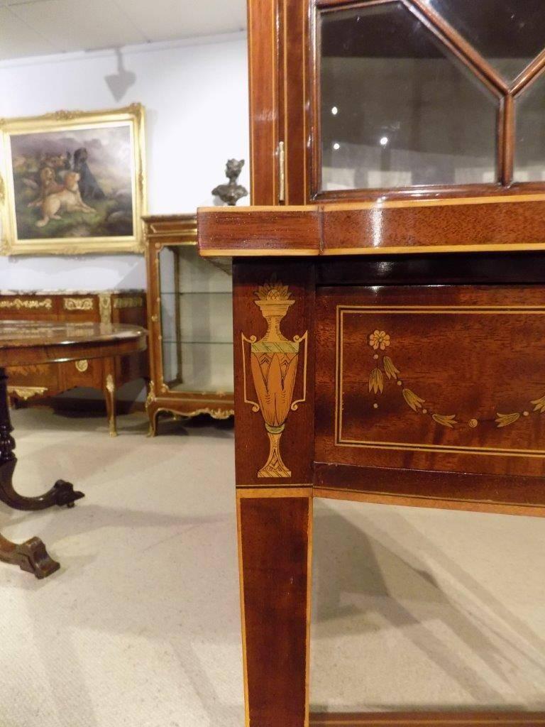 Superb Quality Mahogany and Marquetry Inlaid Bow Front Cabinet on Stand In Excellent Condition In Darwen, GB