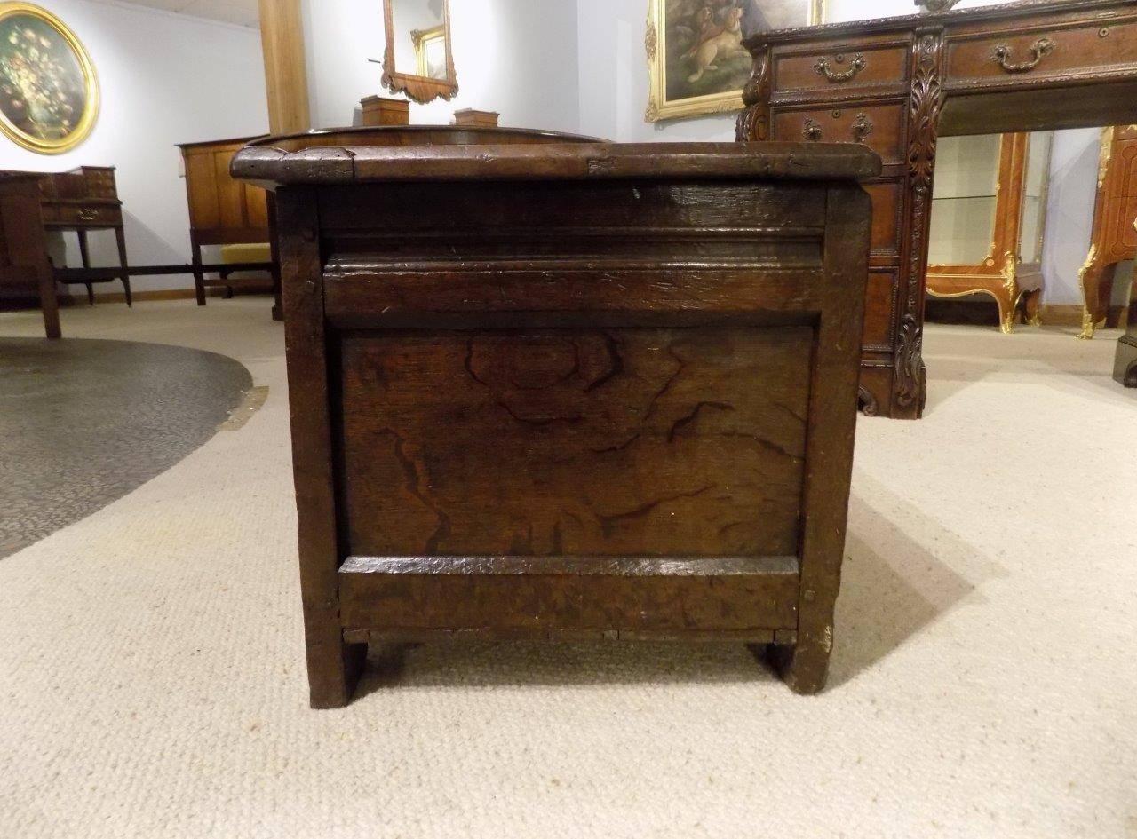 Rare Small Oak 17th Century Two-Panel Coffer In Excellent Condition In Darwen, GB