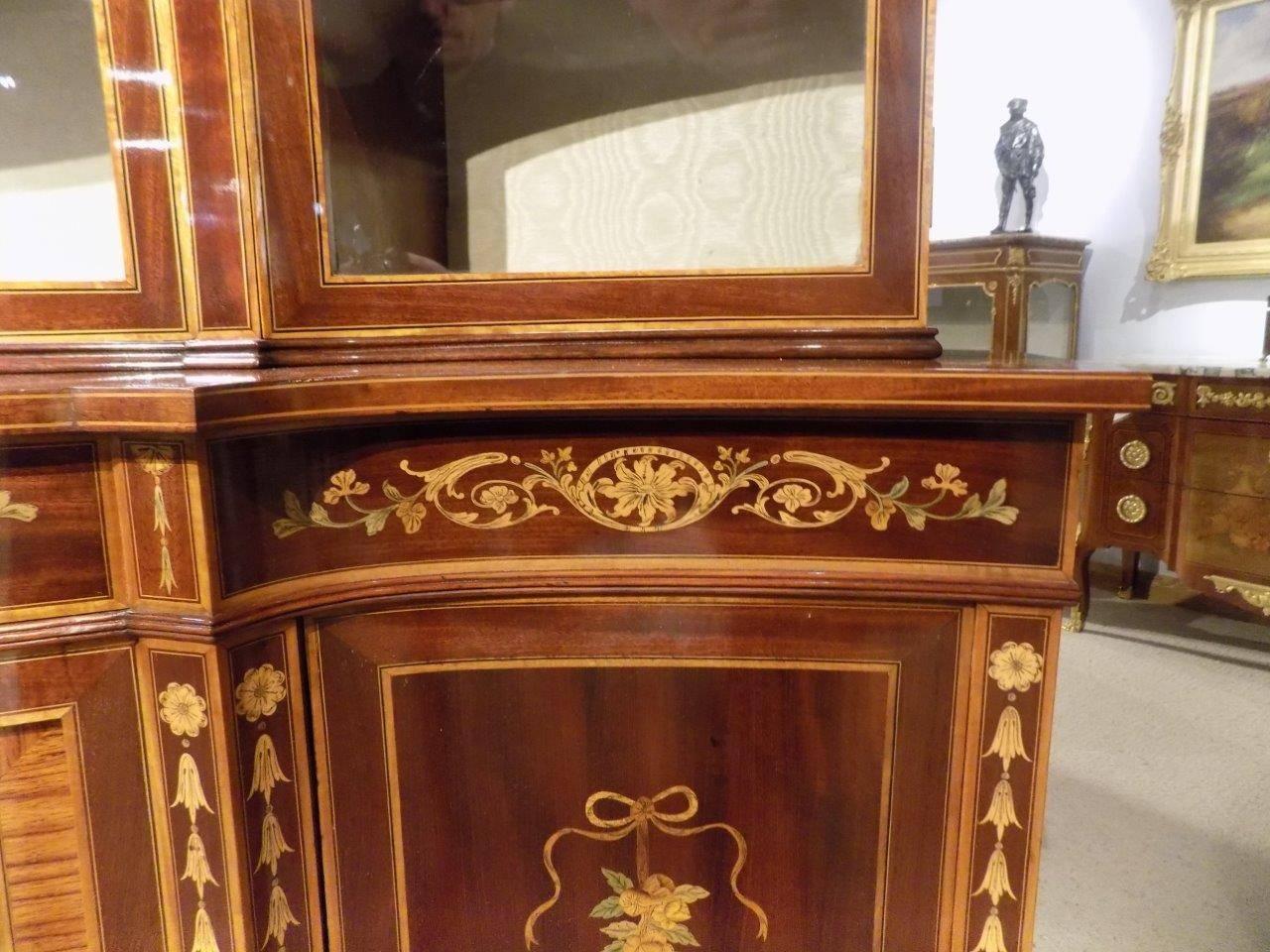 Exhibition Quality Serpentine Mahogany Display Cabinet by Edwards and Roberts In Excellent Condition In Darwen, GB