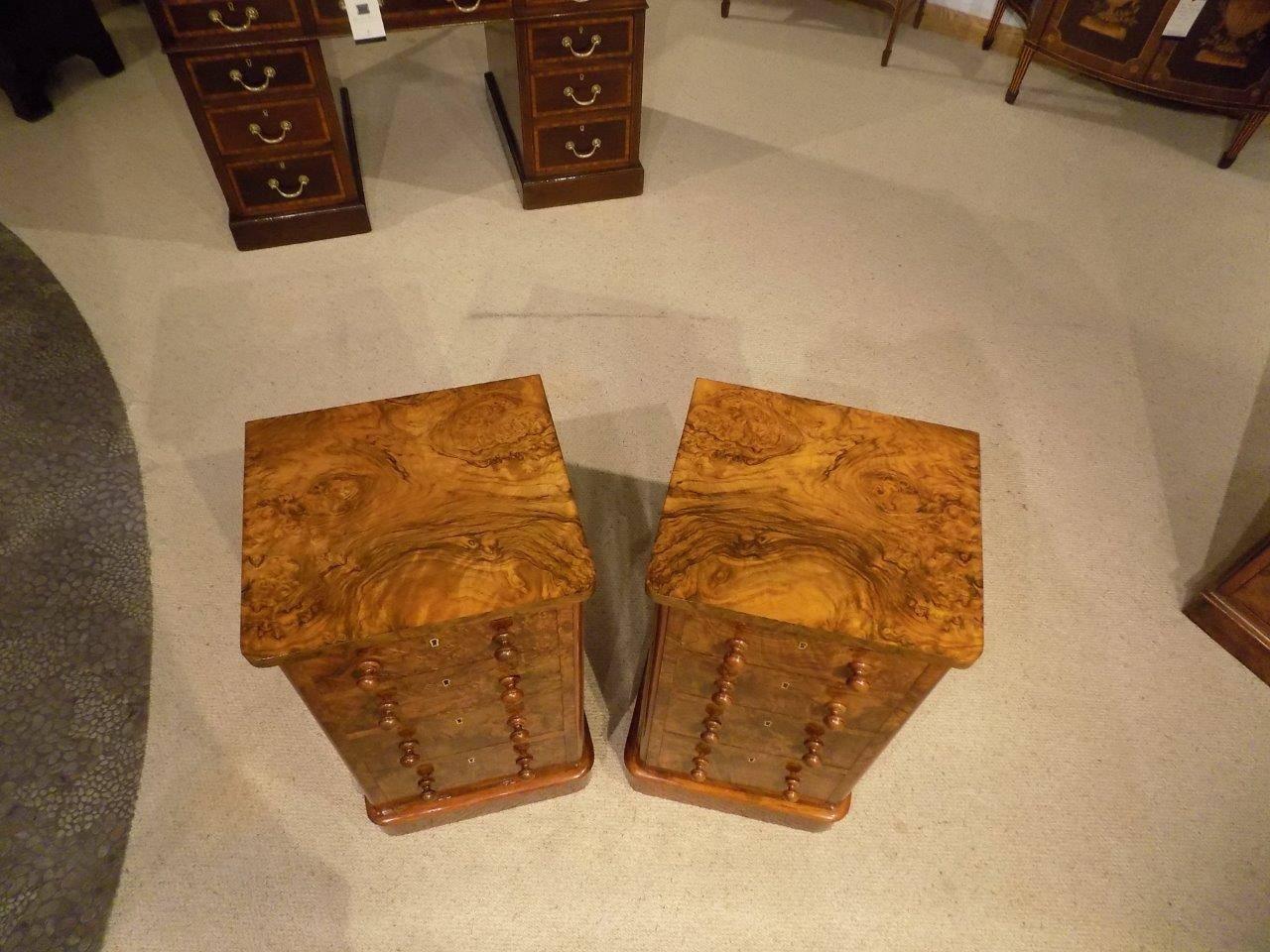 Good Pair of Victorian Period Burr Walnut Antique Bedside Cabinets In Excellent Condition In Darwen, GB