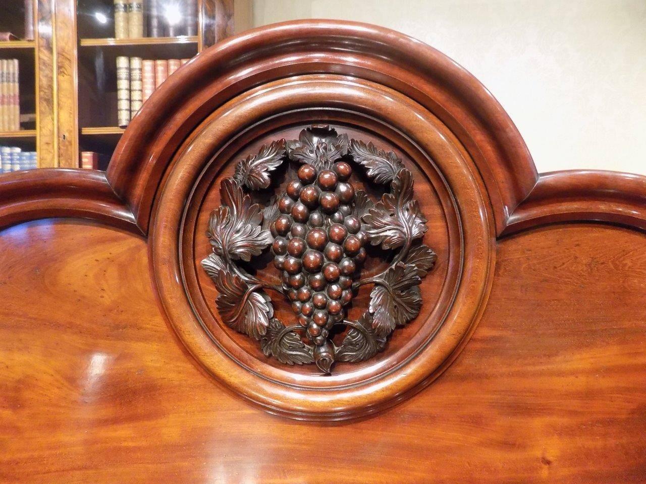 Superb Quality Figured Mahogany Victorian Period Four-Door Antique Sideboard In Excellent Condition In Darwen, GB