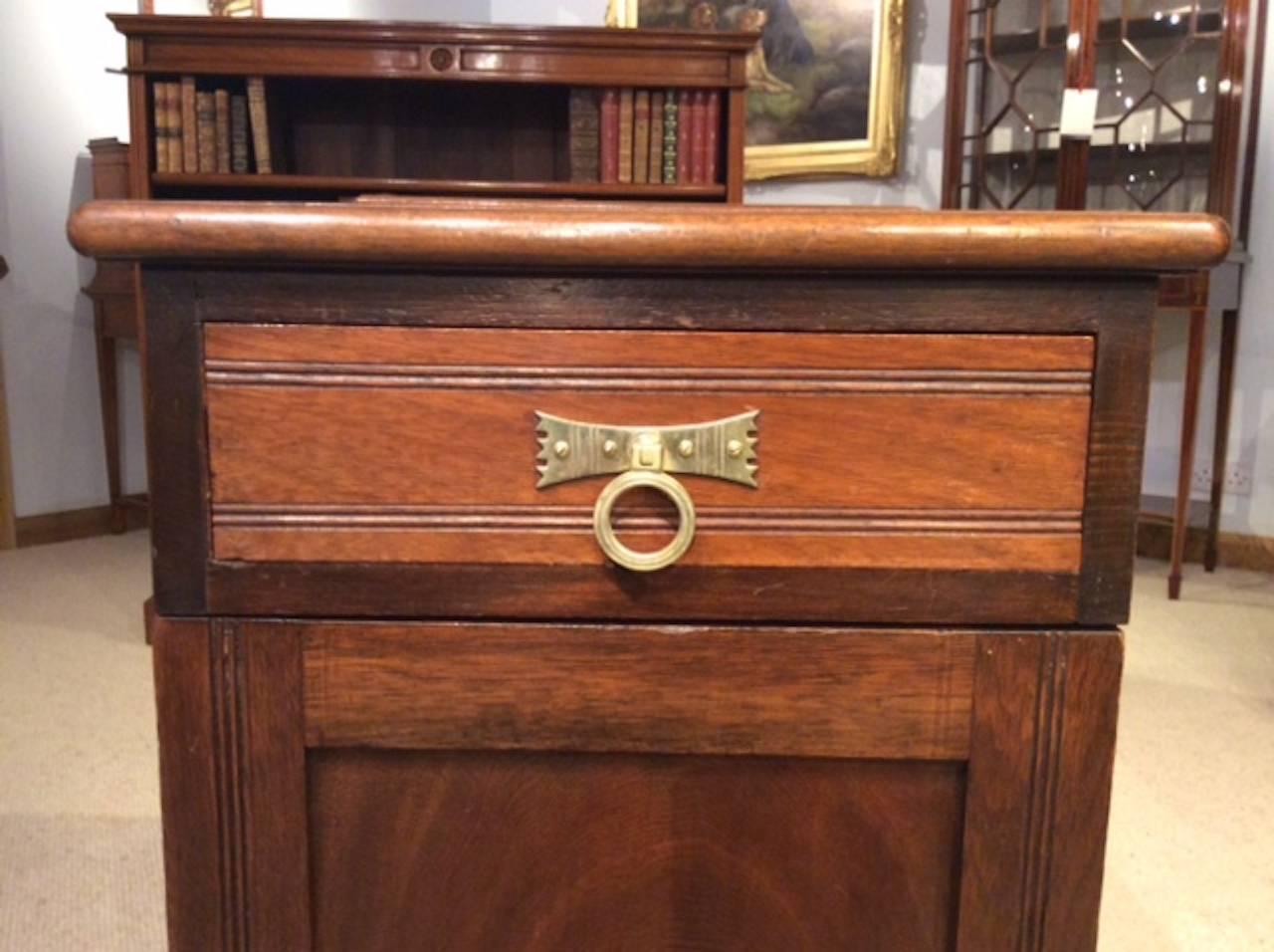 Good Pair of Walnut Victorian Period Antique Bedside Cabinets In Excellent Condition In Darwen, GB