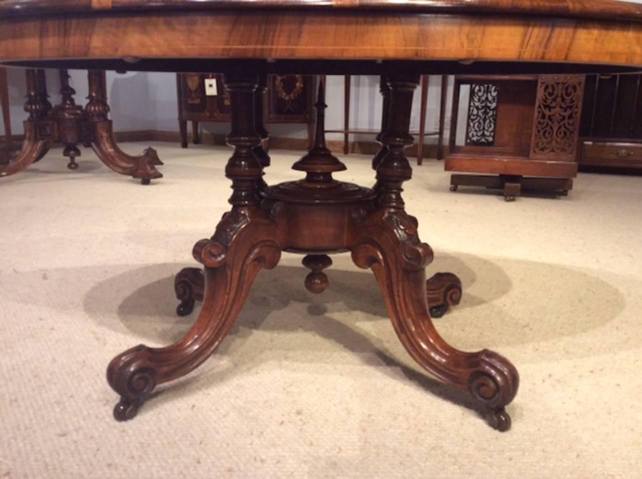 A beautiful small Victorian Period burr walnut oval coffee table. In Excellent Condition In Darwen, GB