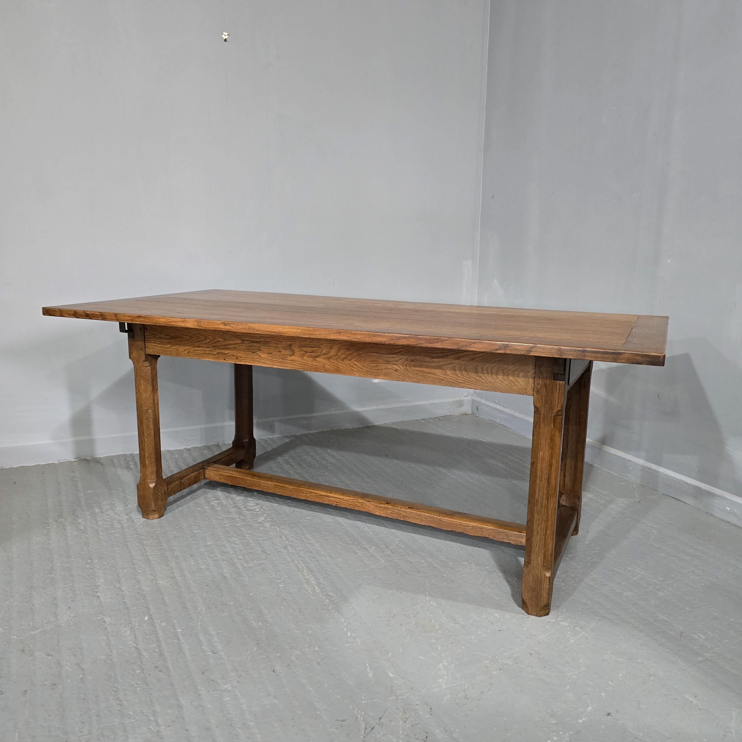 Una excelente mesa de comedor campestre francesa de cuatro tablones de roble macizo, con cajones en ambos extremos y voladizo profundo.
excelente color, acabado encerado.

29,25