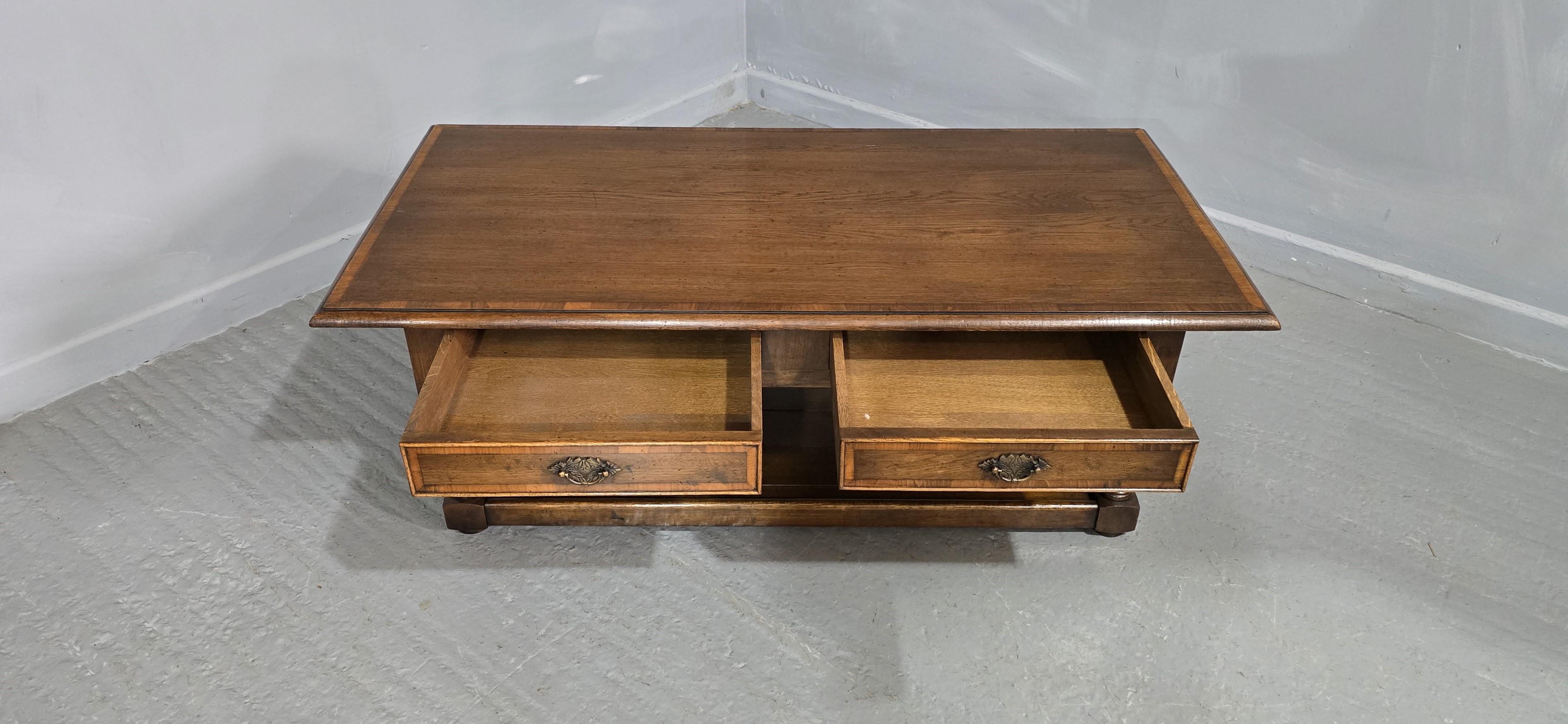 Oak Plank Coffee Table In Good Condition For Sale In Swadlincote, GB