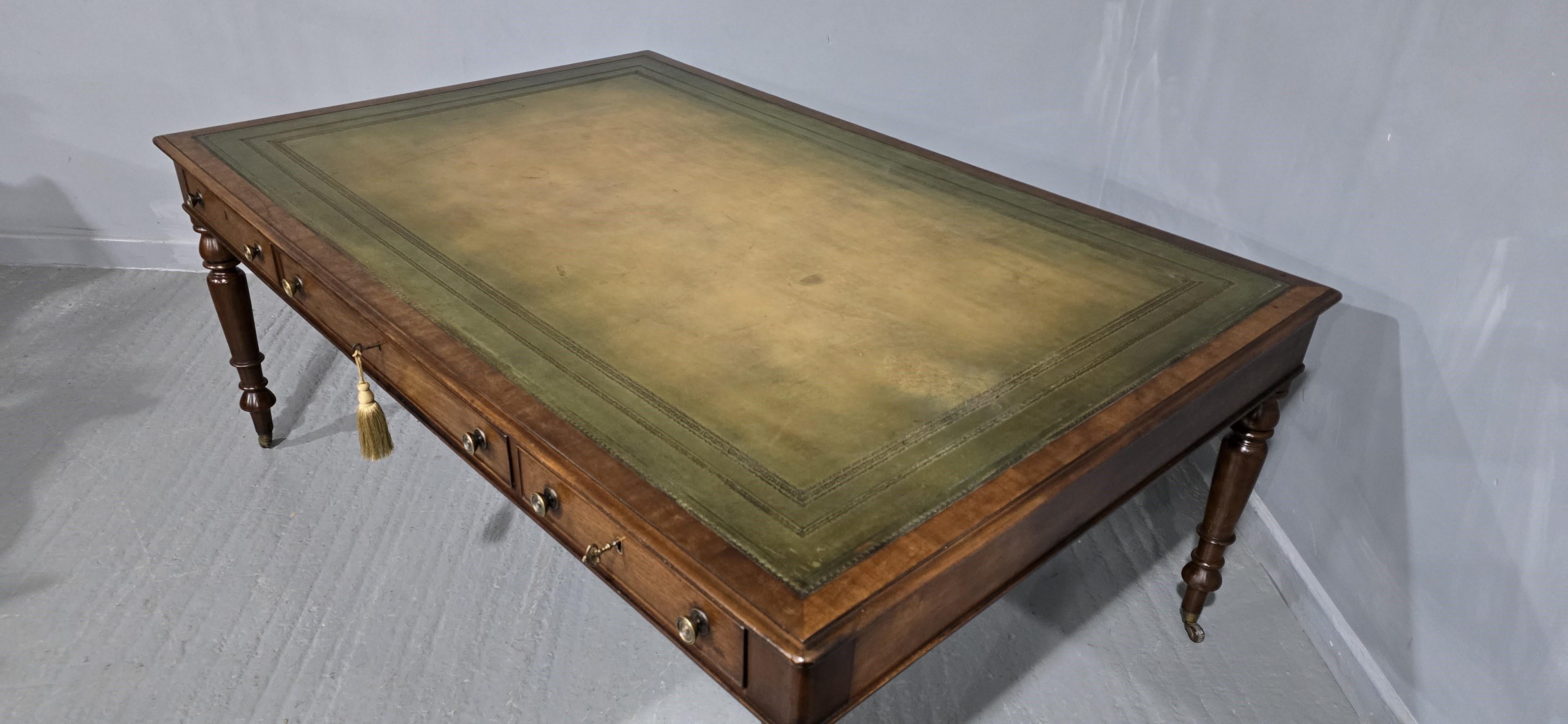 Wonderful  Huge Victorian Mahogany Library Table In Good Condition For Sale In Swadlincote, GB