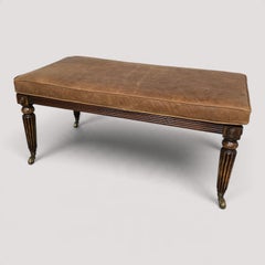 Poltrona Bergère in stile Regency e sgabello in pelle