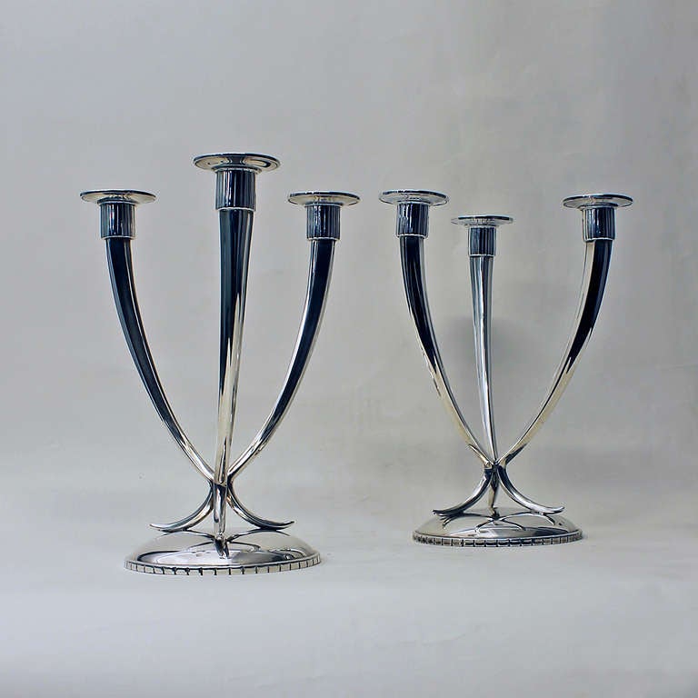 Pair of sterling silver candelabras, 3 arms, weighted base (only one), weight: 375 gr each.
Stamps: Star and 
