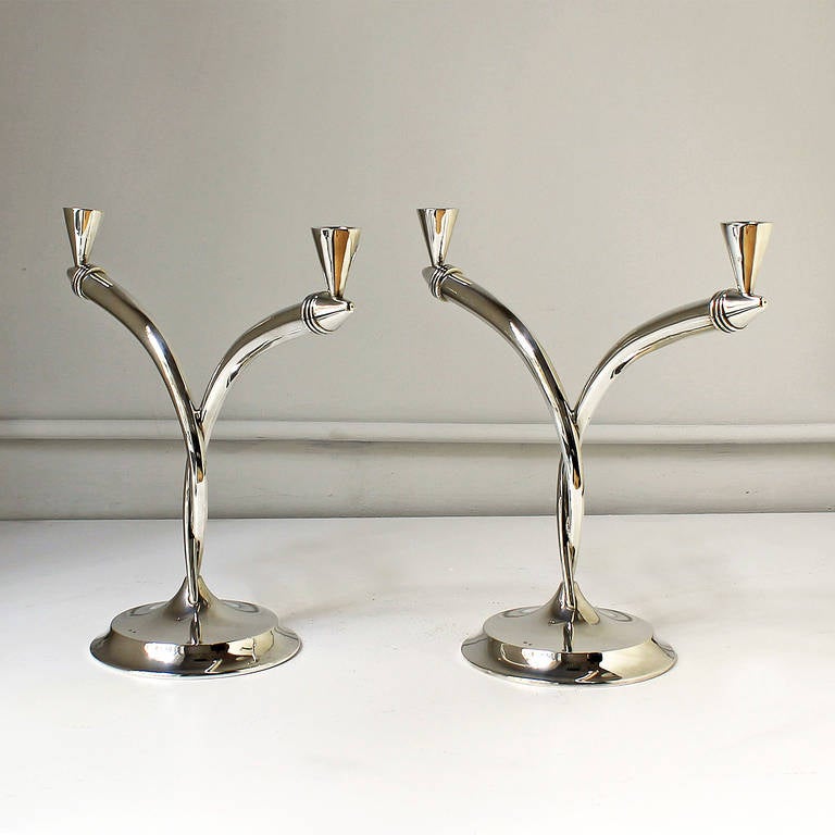 Paar Art-Déco-Silberkandelaber mit zwei Zweibänden aus den 1930er Jahren – Spanien (Art déco) im Angebot