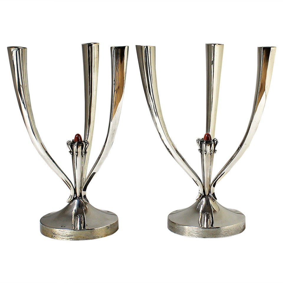 Pareja de candelabros de plata modernos de mediados de siglo, cabujón esmaltado - España