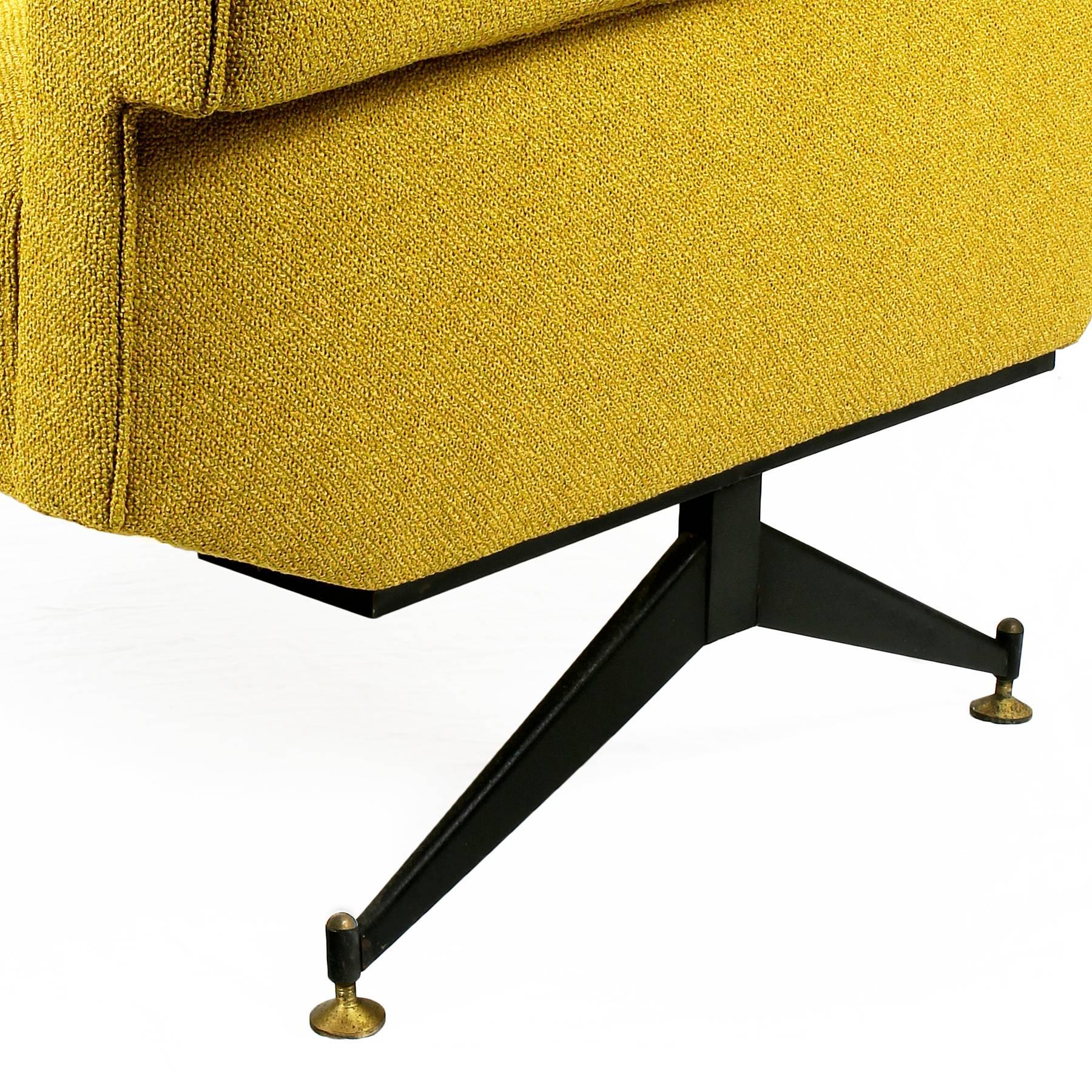 Paire de fauteuils rembourrés de style mi-siècle moderne avec tissu moutarde jaune - Italie en vente 1