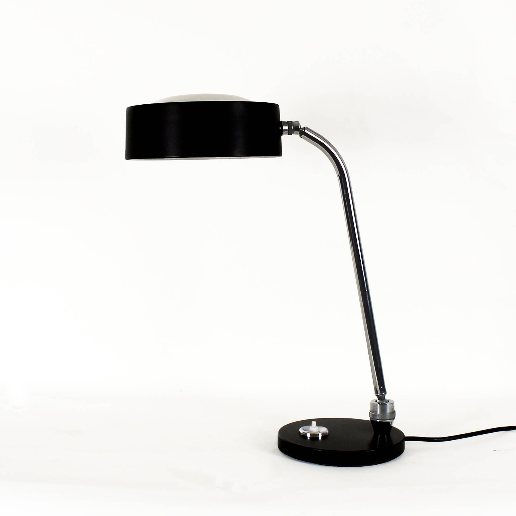 Pair of desk lamps, articulated by two ball joints, black and white lacquered steel base and lampshade, nickel-plated brass stand and joints, original switch, bayonet bulbs.
Design: André Mounique
Maker: Maison Jumo

France, circa 1960.