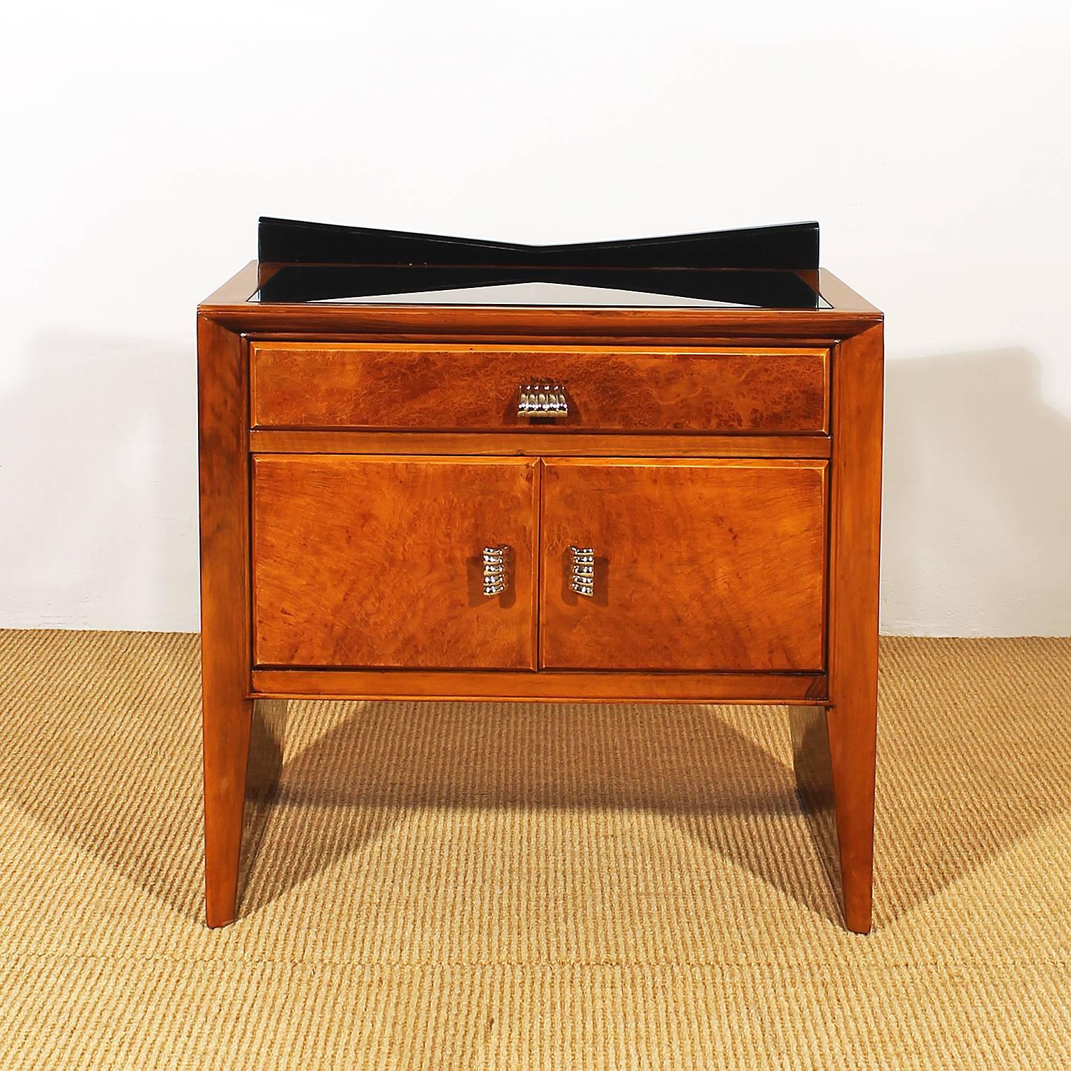 Pair of Art Deco cubist night stands, walnut and elm burr veneer, black lacquered decorative element and black glass on top, French polish, nickel-plated bronze handles,
Italy, circa 1930.