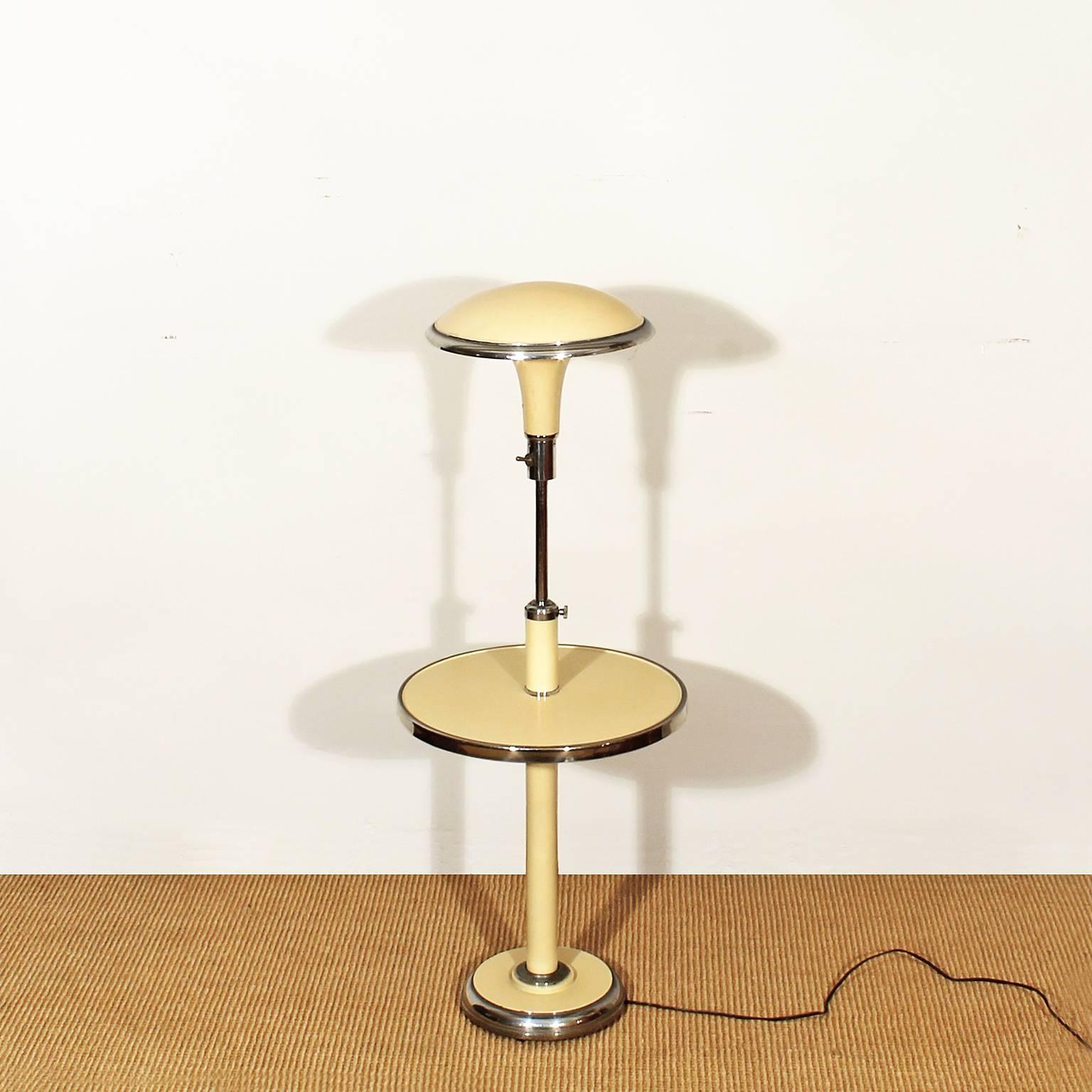 Art Deco floor reading lamp, adjustable height, ivory lacquered sheet metal and chrome plated metal, high quality.
France c. 1930

Maximum height: 124 cm
Minimum height: 106 cm 