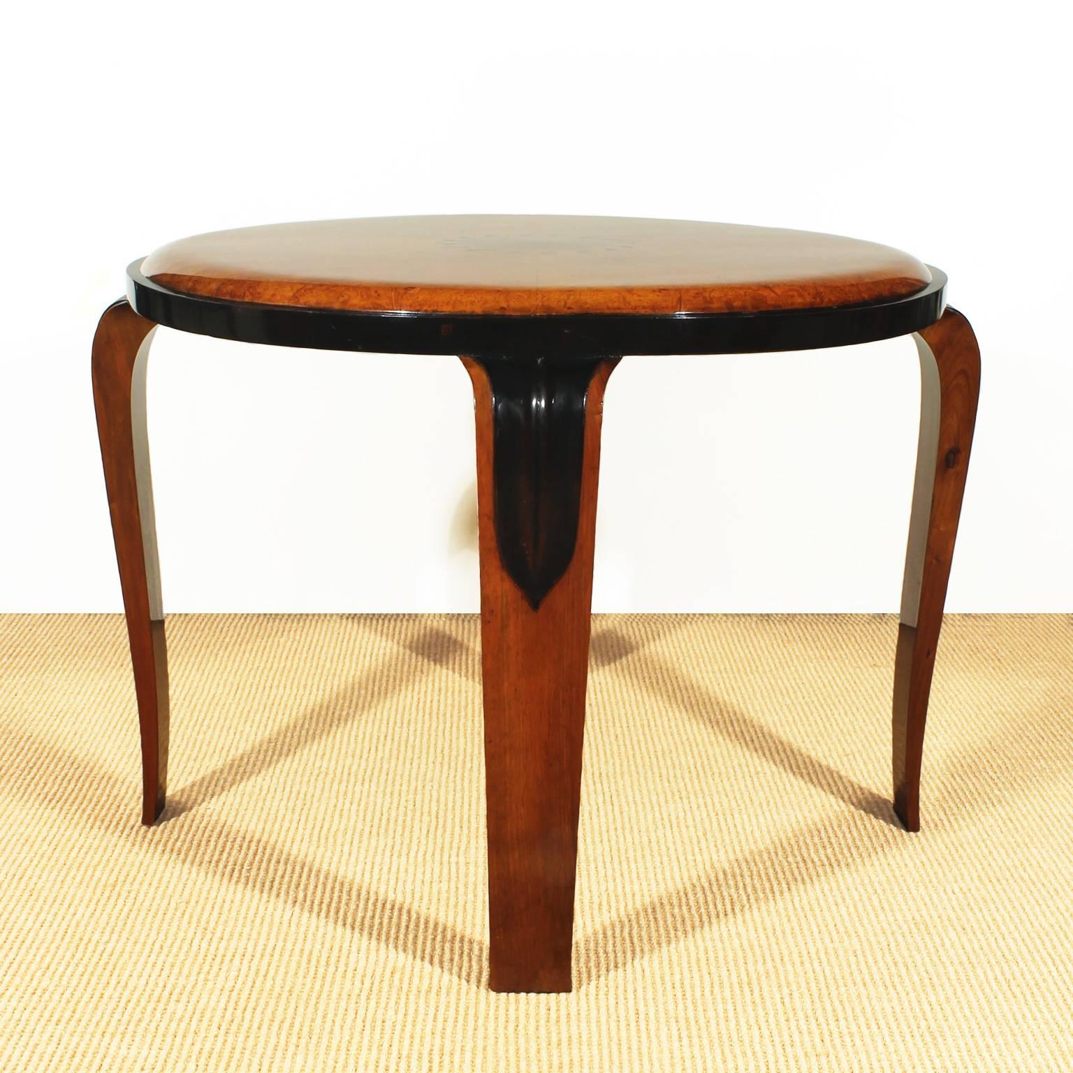 Art Deco round sidetable, walnut veneer, burr walnut veneer on top with rosewood, ebony and maple marquetry, french polish.
France, circa 1925