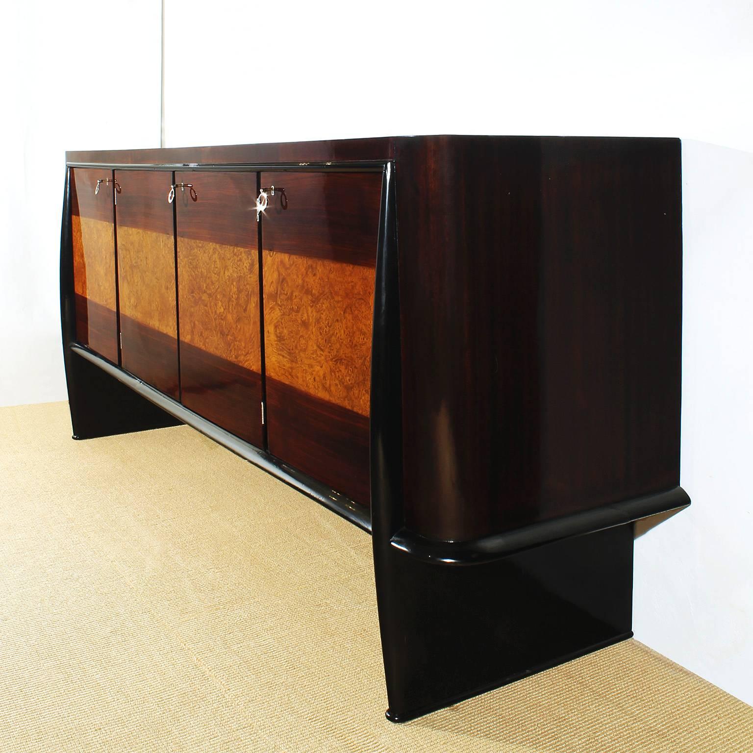 Art Deco sideboard, four doors, mahogany, rosewood and burr elm veneer, French polish, black lacquered feet and frame,

Italy, circa 1930.