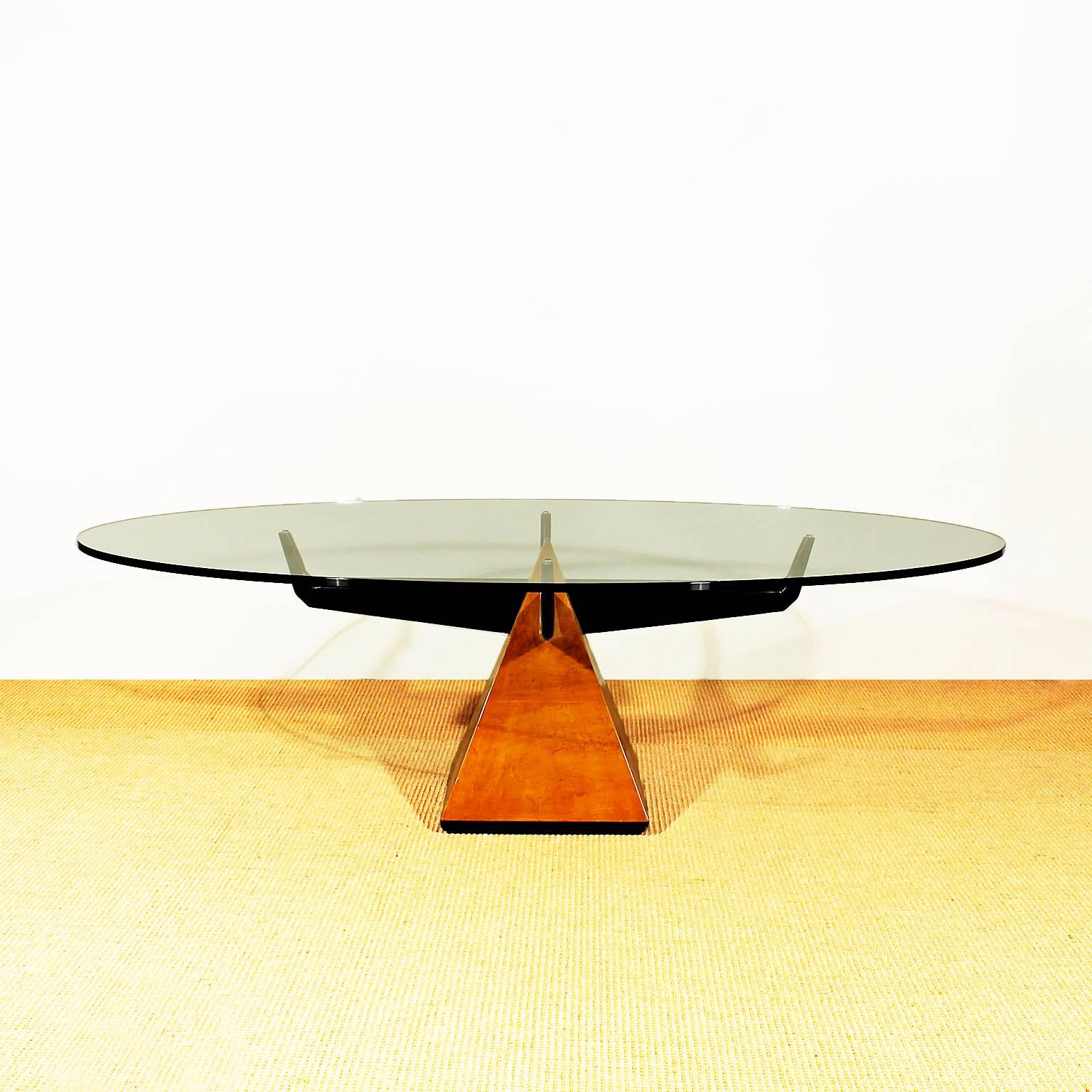 Pyramidal coffee table, solid wood base, maple veneer, French polish, four black lacquered wood arms, thick original oval glass on top.
Italy from the 1950s.