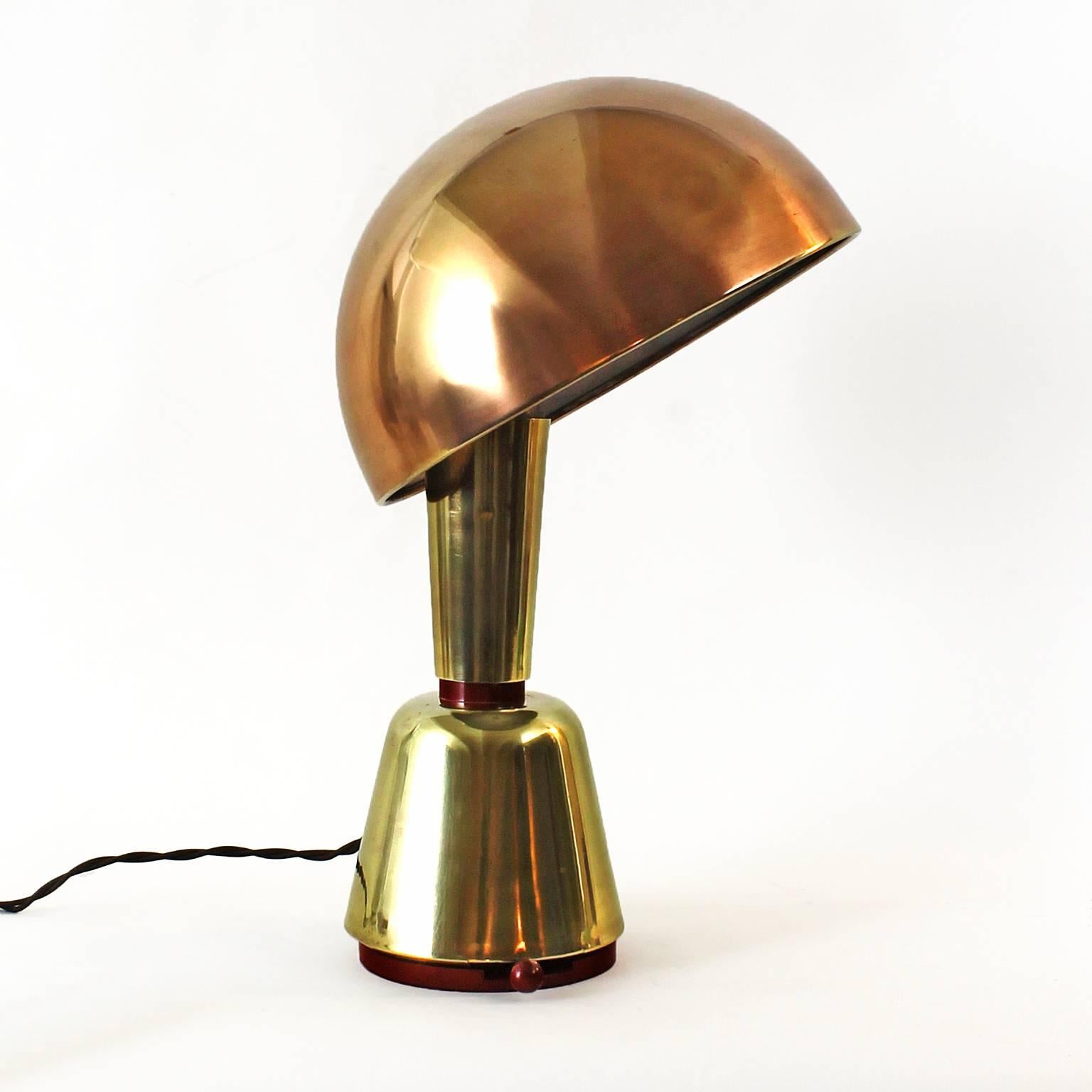 Art Deco desk lamp, brass, copper and bakelite, swivel lampshade, originally with variable light for 20 volts adapted to 220 volts (normal voltage,)
Italy, circa 1930.