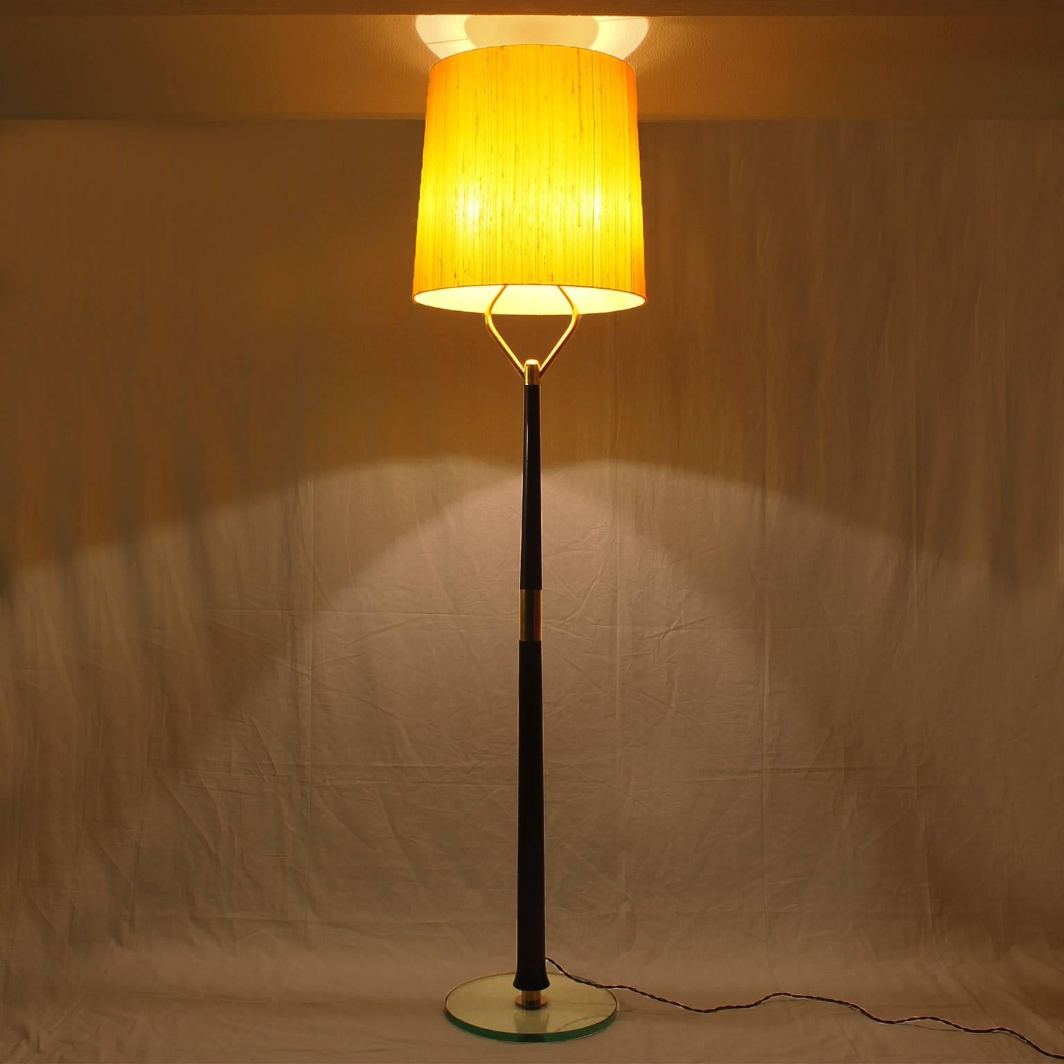 Standing lamp, solid and stained mahogany, French polish, solid polished brass, thick glass base, golden silk lampshade,

Italy, circa 1940.