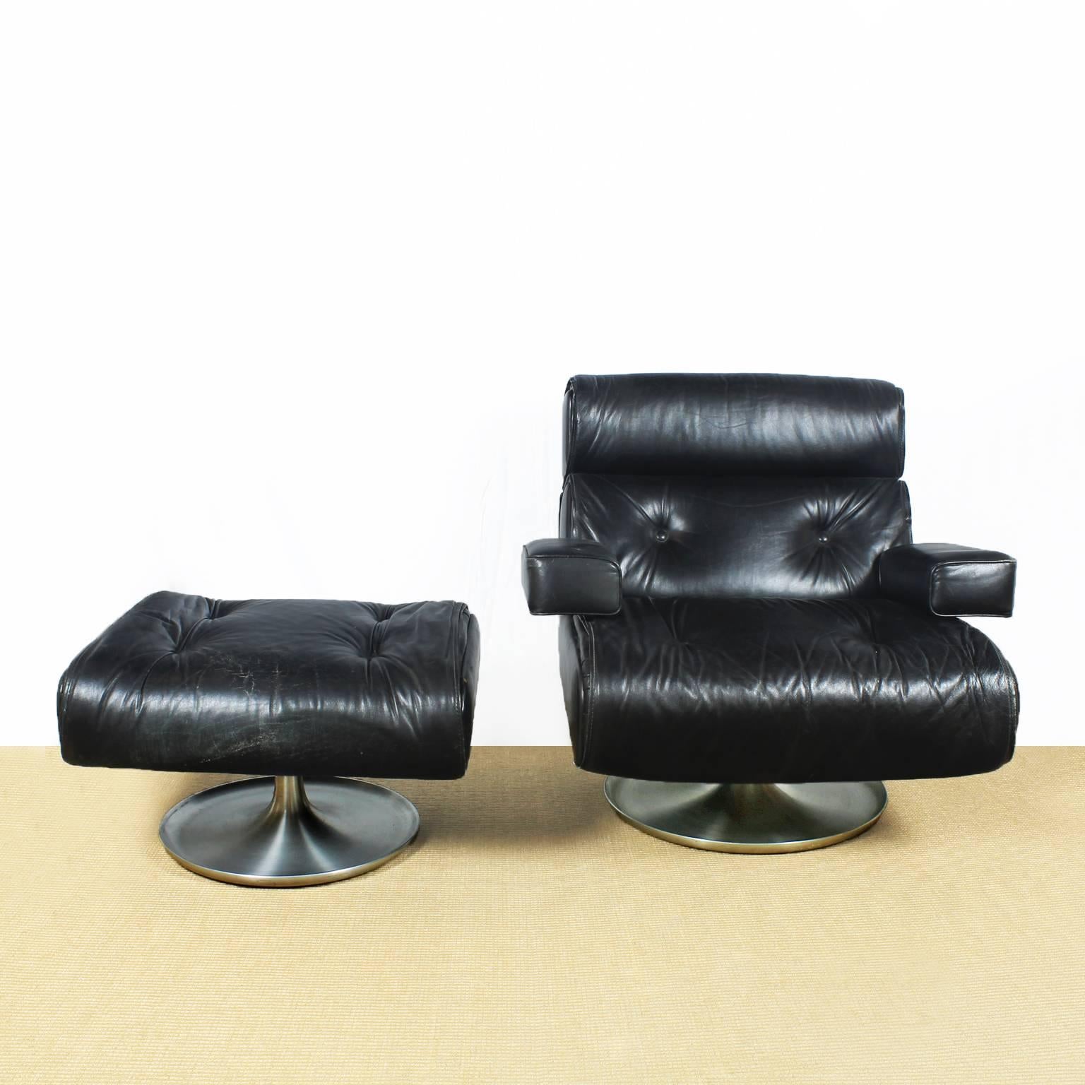 Reclining lounge chair with ottoman, cast aluminium stand and original black leather upholstery. Minor wear consistent with age and use.

Model P103.
Designer: Osvaldo Borsani.
Maker: Tecno.

Italy, circa 1960.

Ottoman measurements: 68 x 58