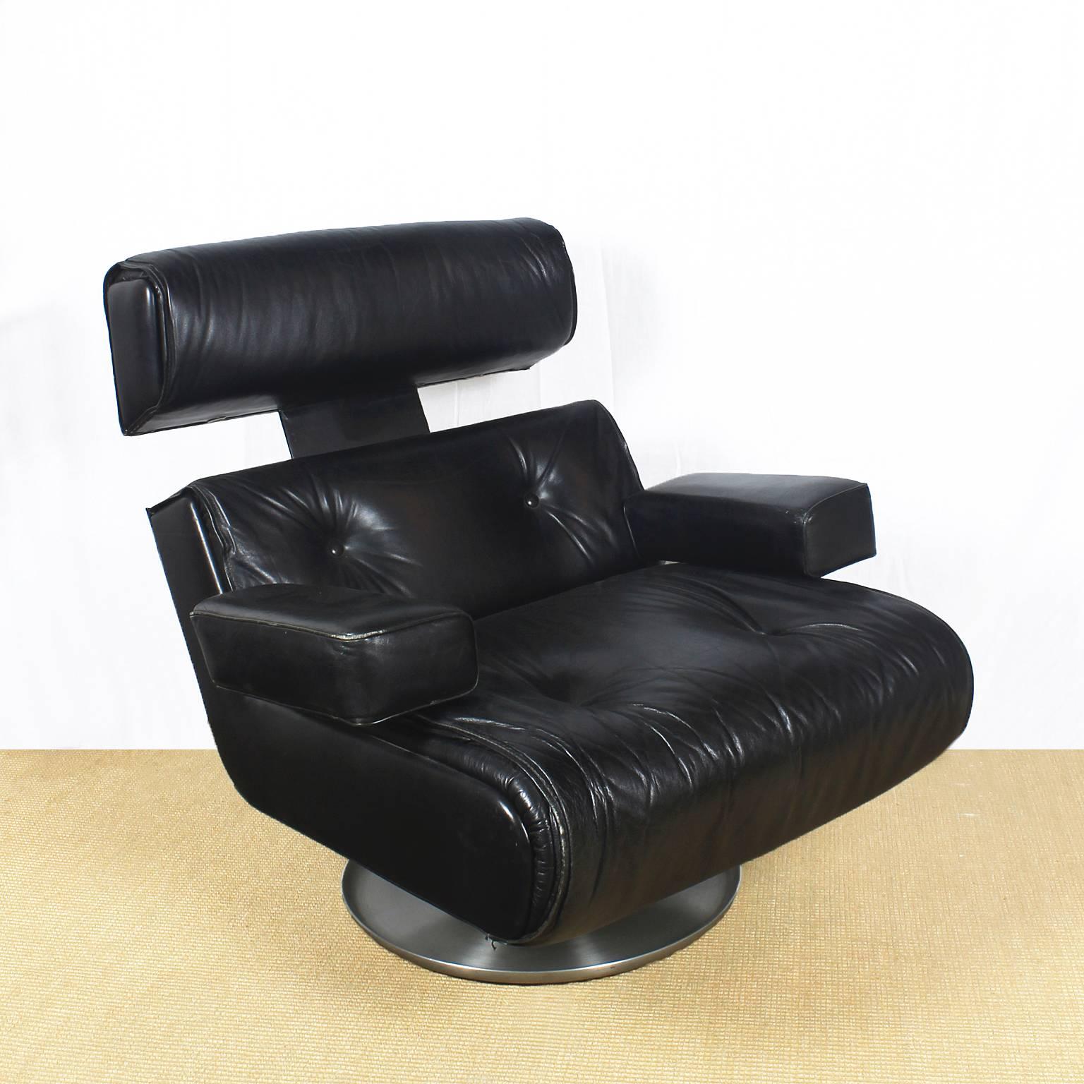 Mid-20th Century Lounge Chair with Ottoman by Osvaldo Borsani