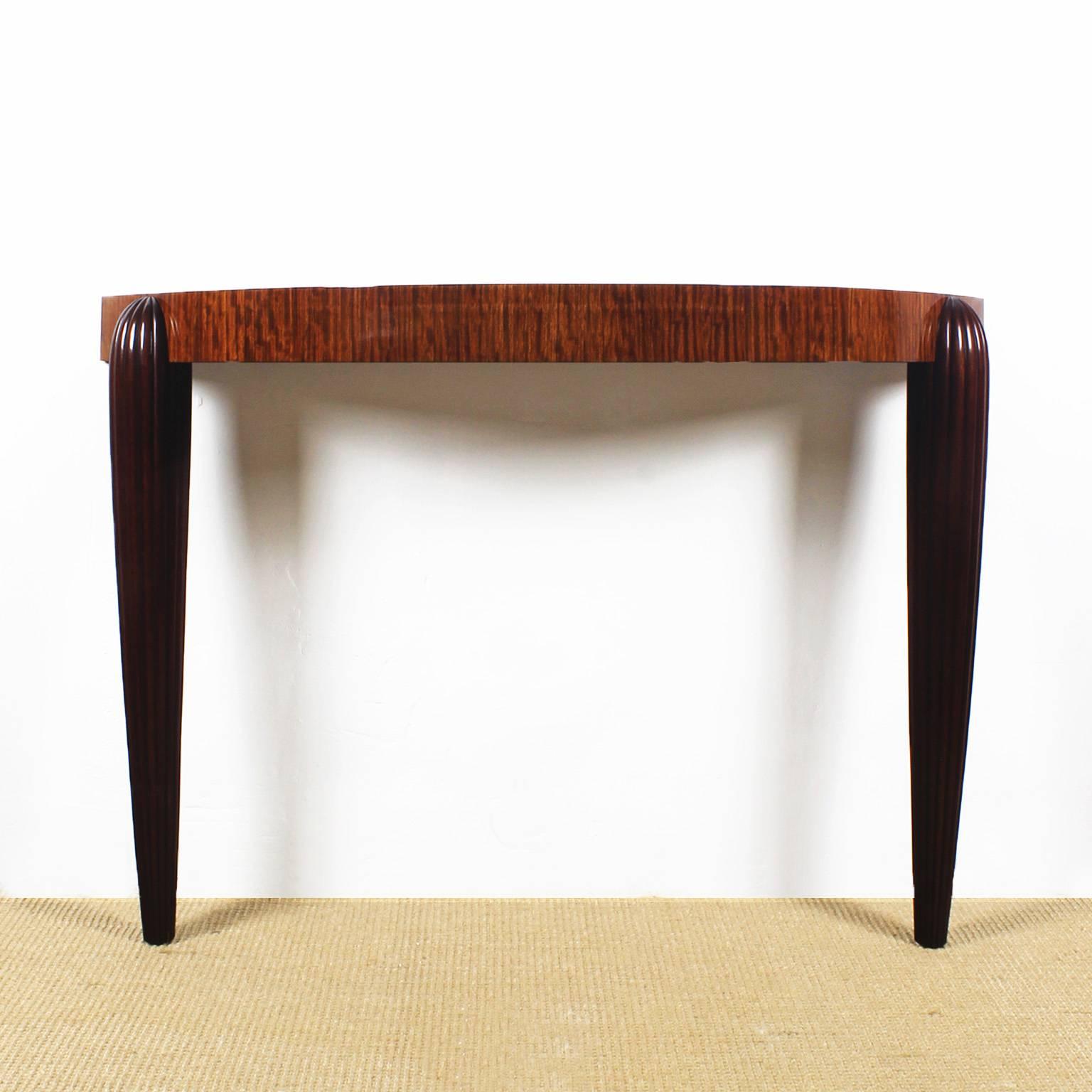 Art Deco console, grooved solid mahogany legs, rosewood veneer on top with a sycamore marquetry, French polish.

France, circa 1925.