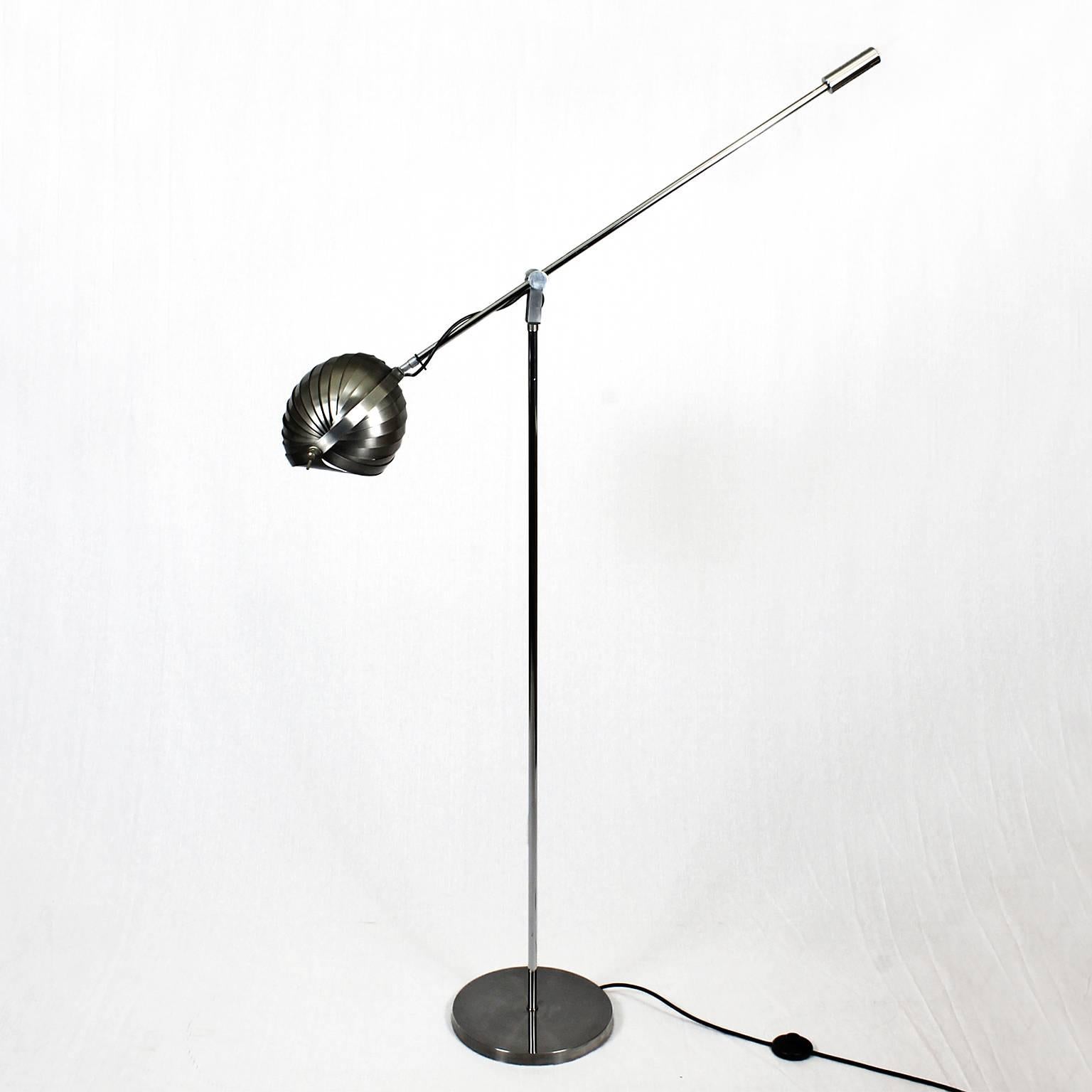 Standing lamp, counterbalance system, chrome-plated metal and brushed steel, orientable lampshade.

In the style of Henri Mathieu,

France, circa 1960.