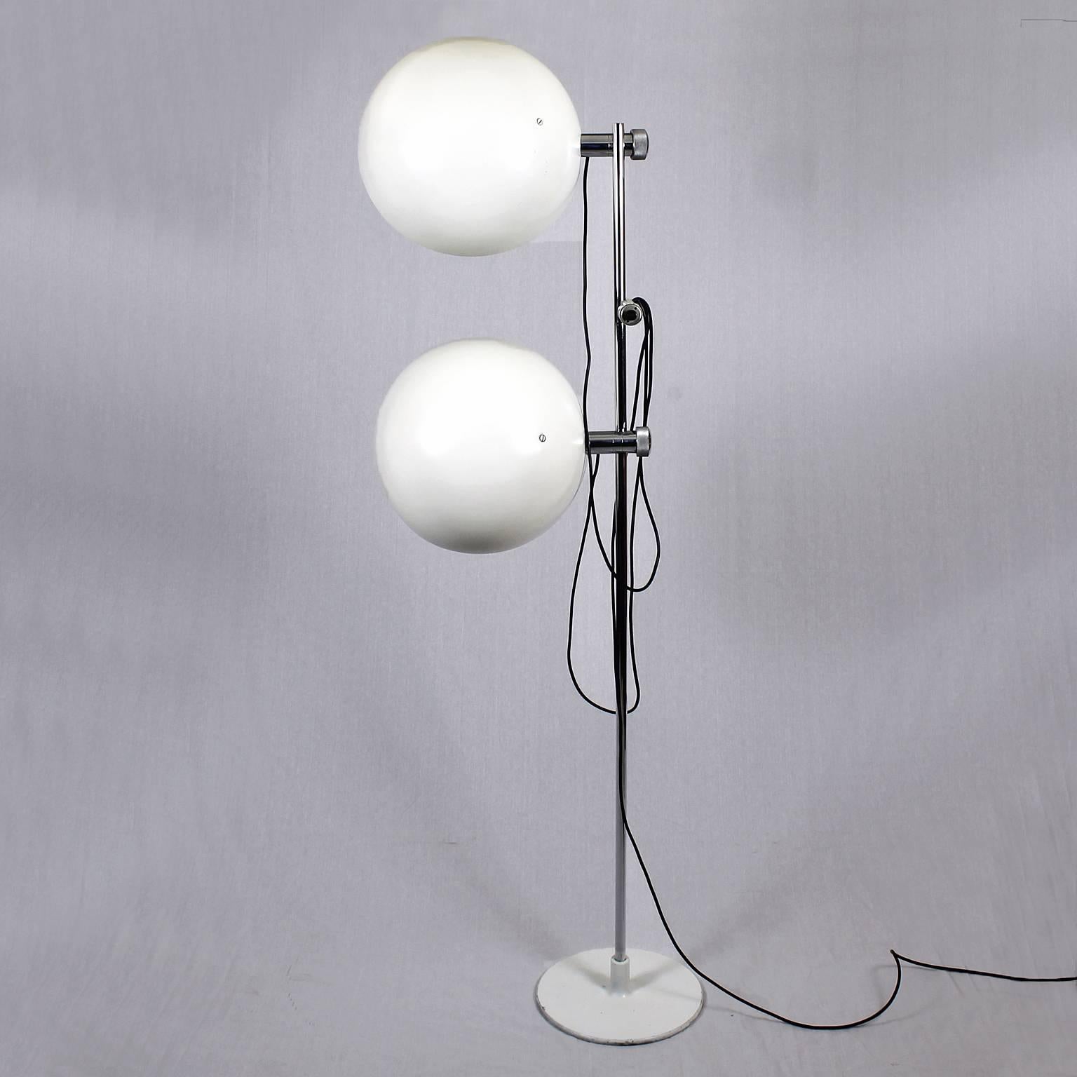 System standing lamp, two orientable lampshades with adjustable height, white lacquered sheet metal, chrome-plated metal stand and lacquered cast metal base,

Italy, circa 1970.