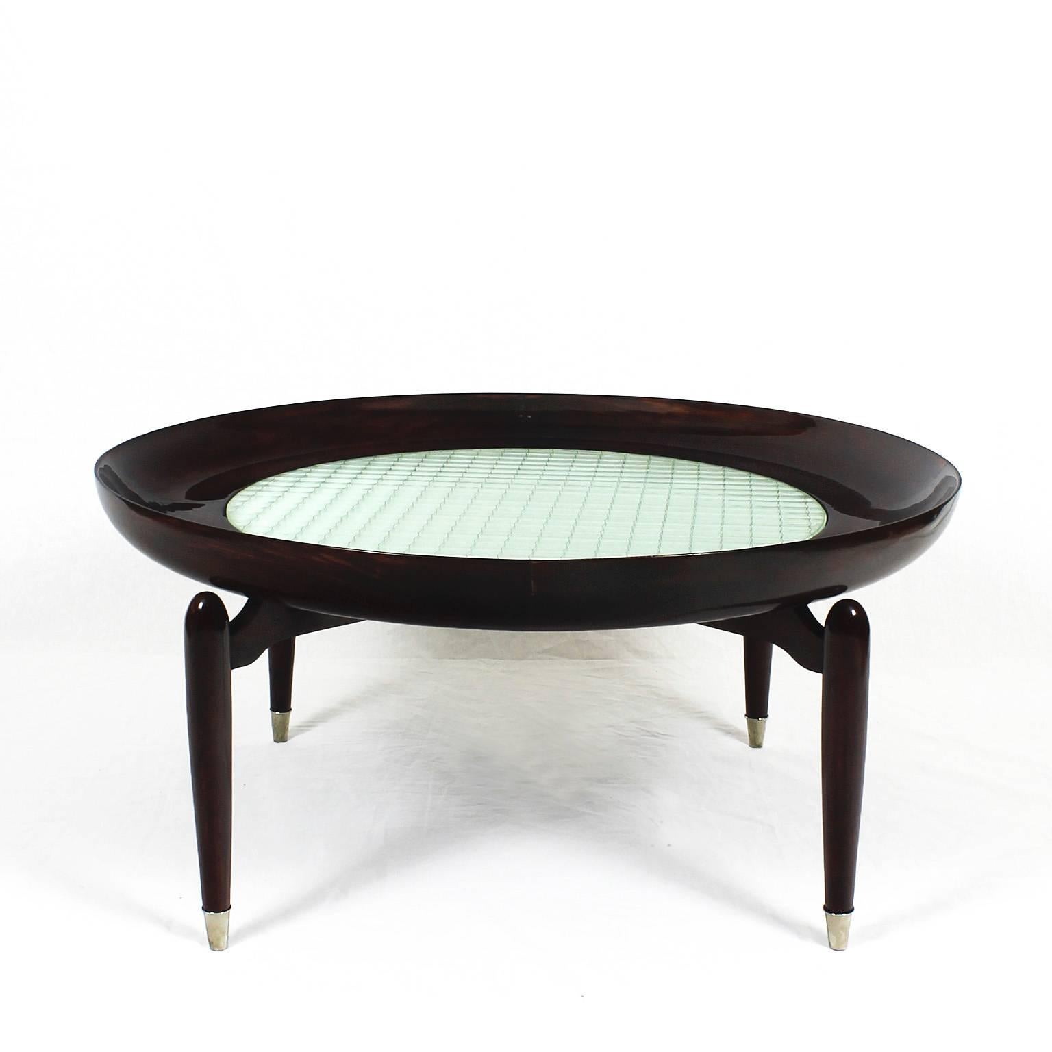 Nice round coffee table, solid flamed mahogany, French polish, mirror and wire glass, brass feet,

Italy, 1945-1950.