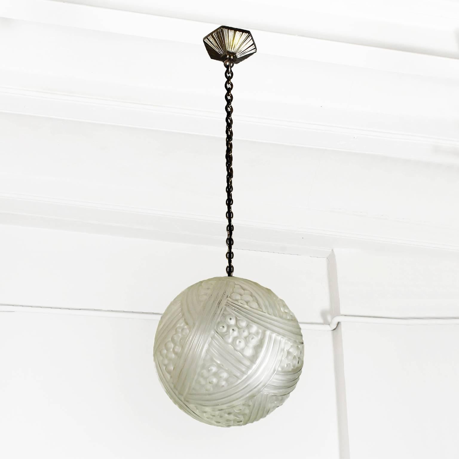 Spectacular set of three Art Deco lightning balls in pressed glass, silver plated bronze chains and hardware, new twisted wiring like the original.
Maker: Hettier - Vincent

France, Paris 1925.