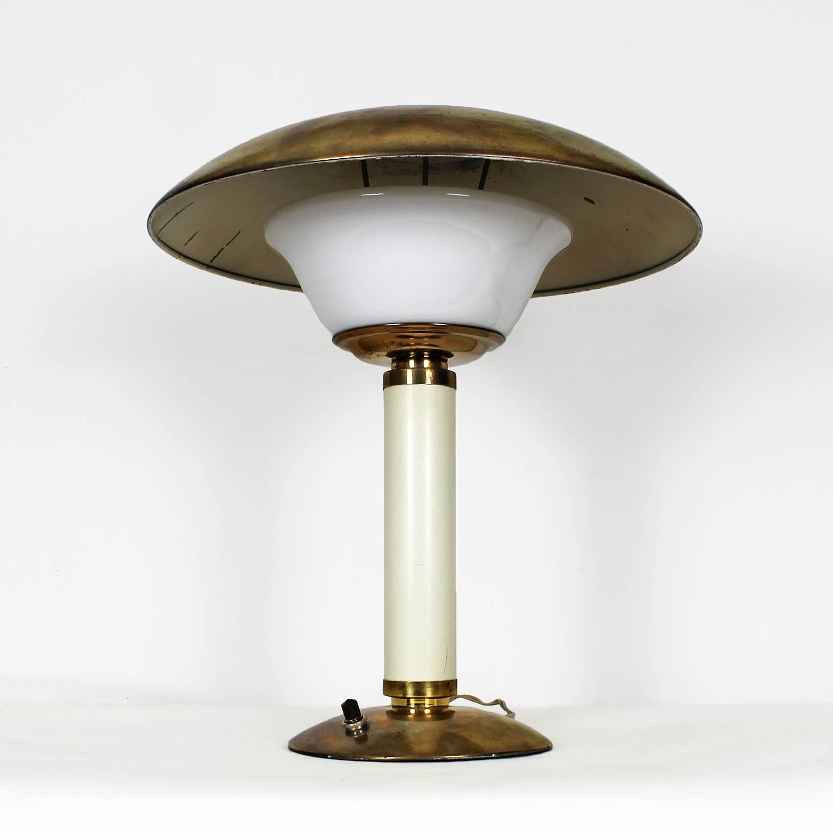 Nice Art Deco table lamp, ivory lacquered wood stand, lampshade, base and central piece in polished brass, perspex reflector, Bakelite switch.

Model 350 Grand Luxe
Maker: JUMO

France, 1930-1940.