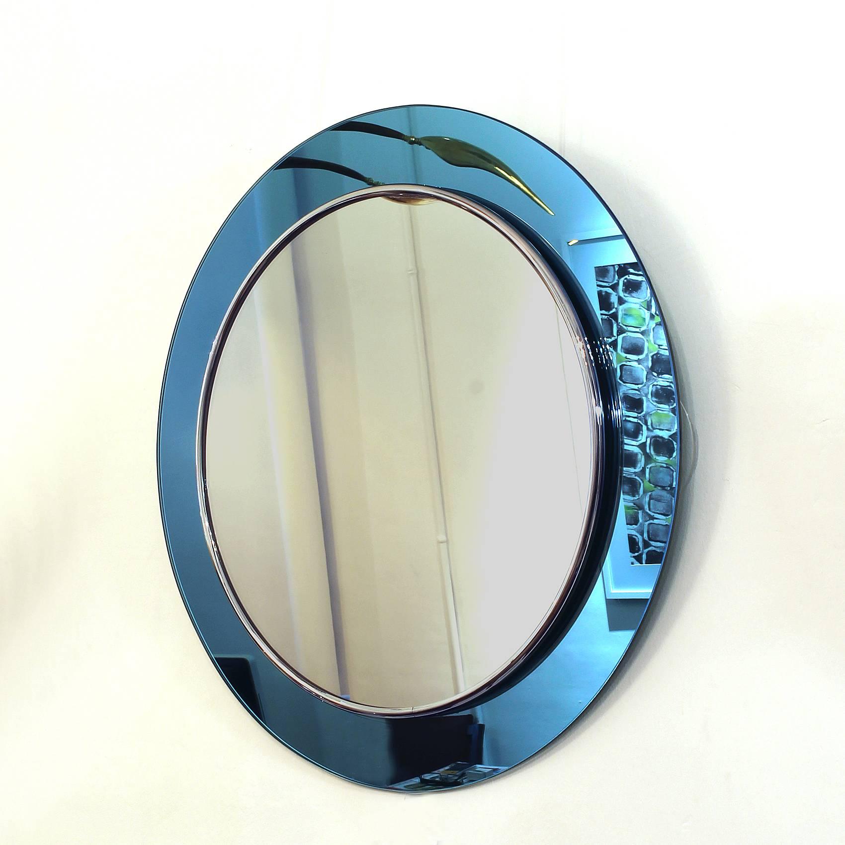 Spectacular round mirror, South Seas blue mirror and chrome-plated brass frame, everything original.

Italy, circa 1960.