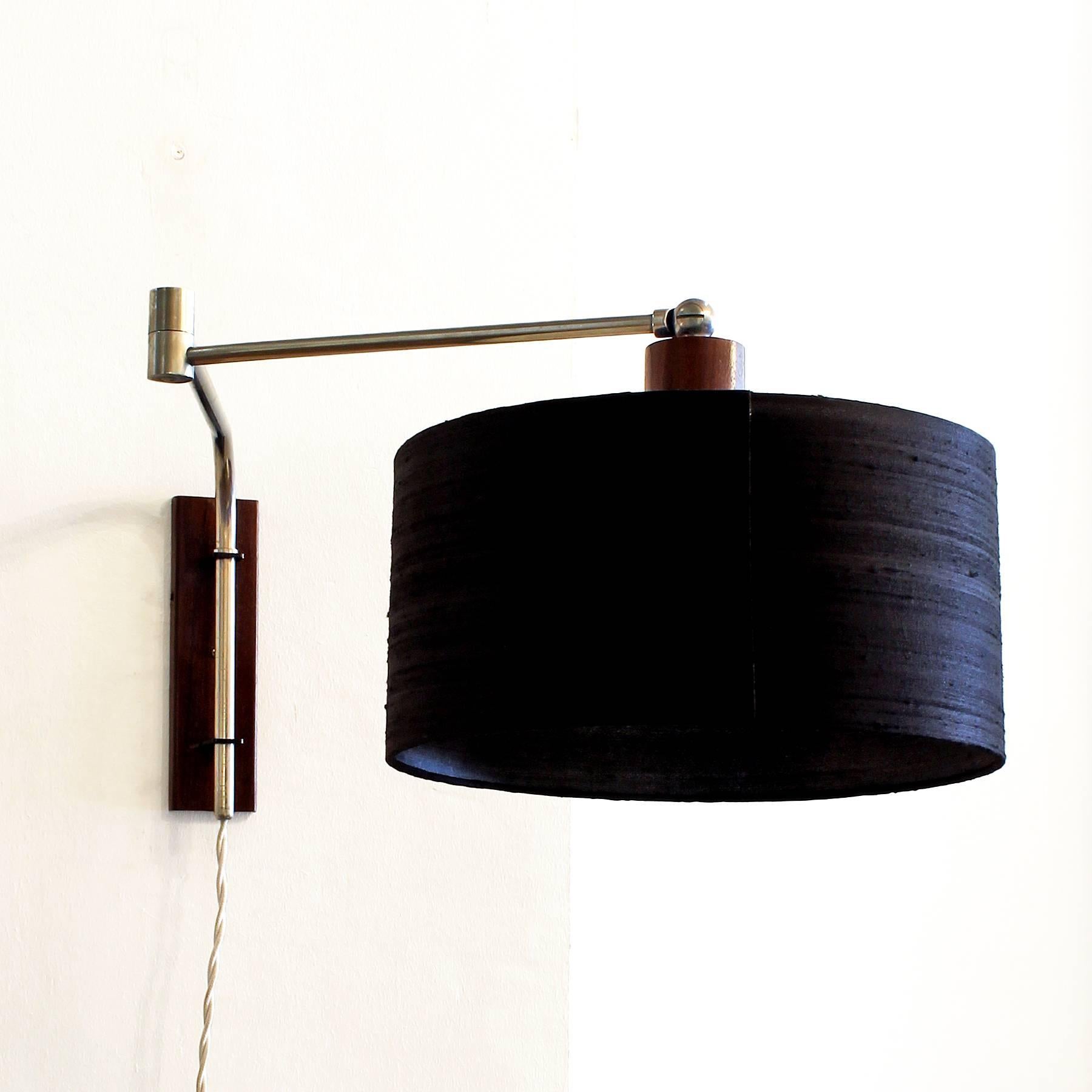 Pair of large wall lights, nickel-plated steel articulated arms, wood imitation lacquered metal, solid teak and black and white silk lampshades.
Maker: Dijkstra Lampen.

Netherlands, circa 1960.

Maximun length: 77 cm
