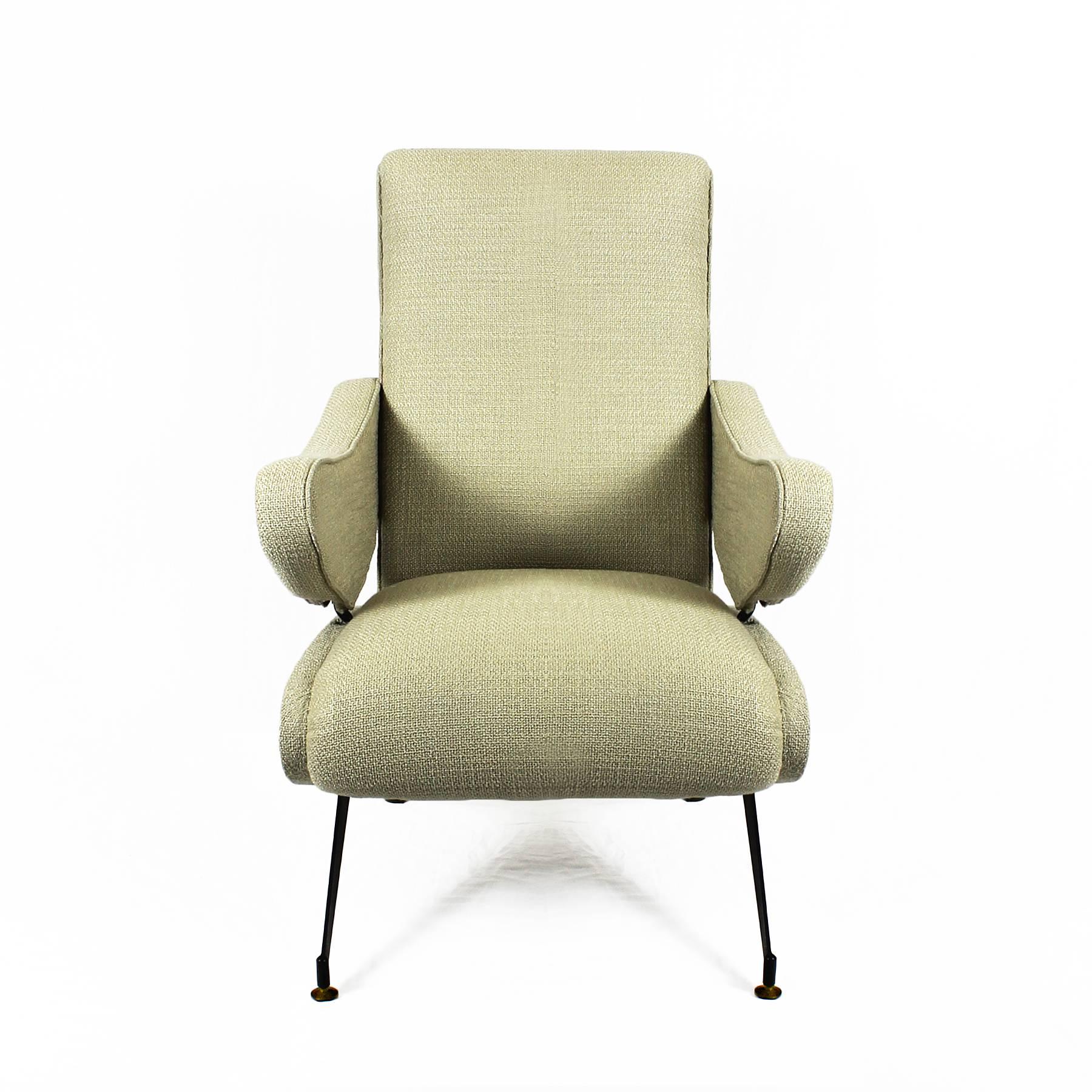 Reclinable armchair, black steel feet and brass hardware. Loop pile beige fabric new upholstery.
Maker: Mobilificio Oscar Gigante.
Italy, circa 1960.

Depth: Max 90 cm.

  