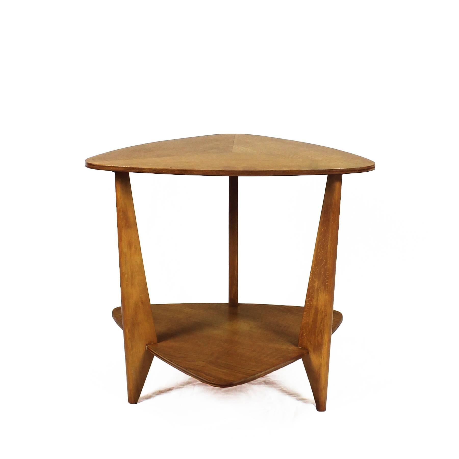 Samll tripod table in solid oak and oak veneer, two triangular levels, the top one with triangular marquetry, satiny barnished,

France, circa 1950.