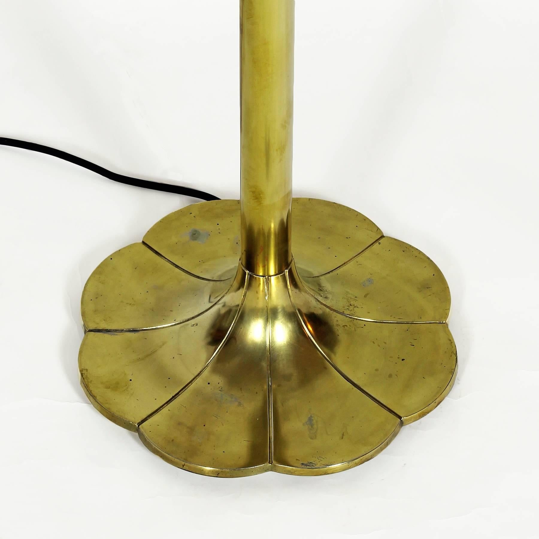 Standing lamp, polished solid brass with six lights, overhanged by a celadon green lacquered lampshade, white lacquered inside. New wiring.
Brand: Stiffel (label at the base)

U.S.A, circa 1950.