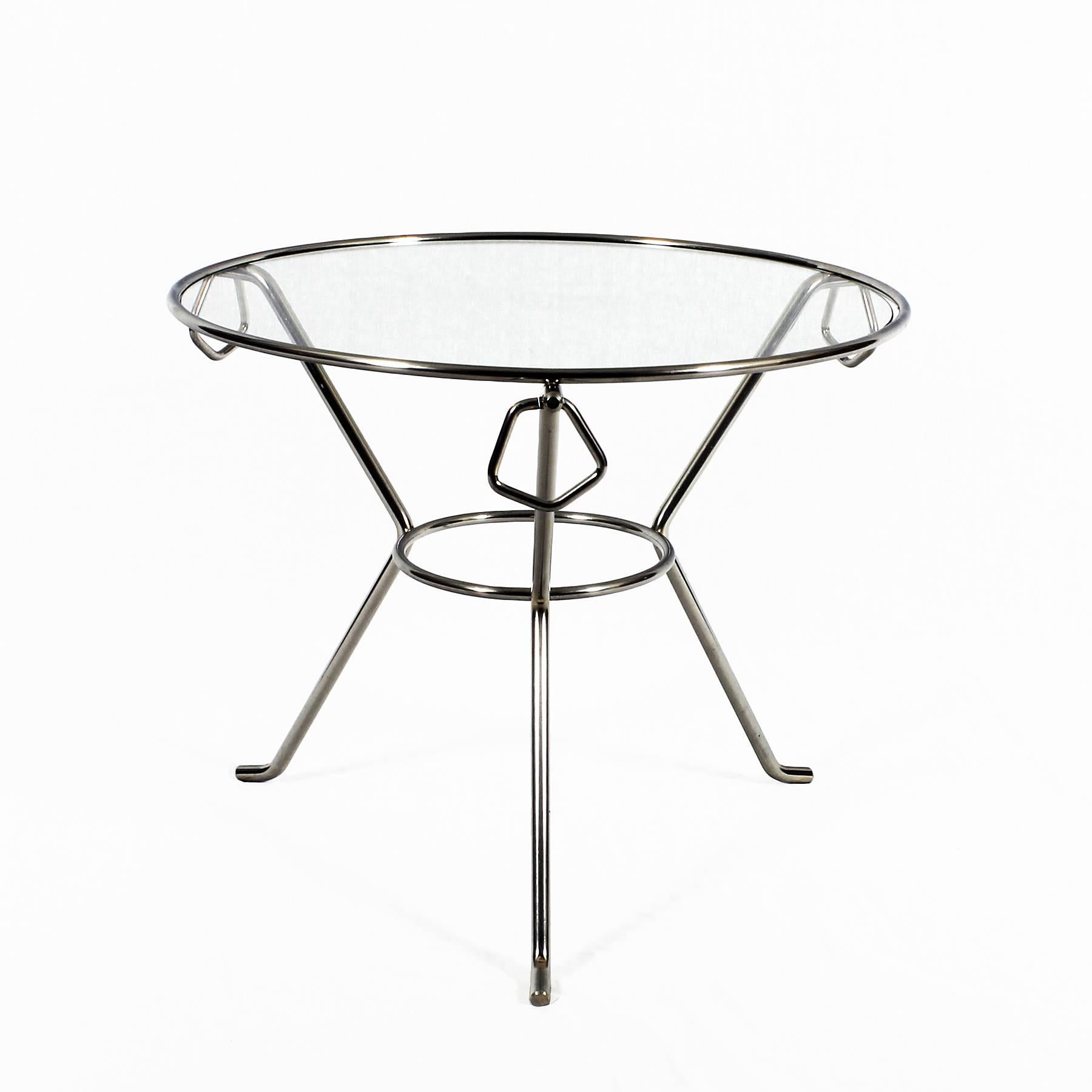 Moder Dreibein-Tisch aus vernickeltem Messing, Glas, Ringe – Frankreich (Moderne der Mitte des Jahrhunderts) im Angebot