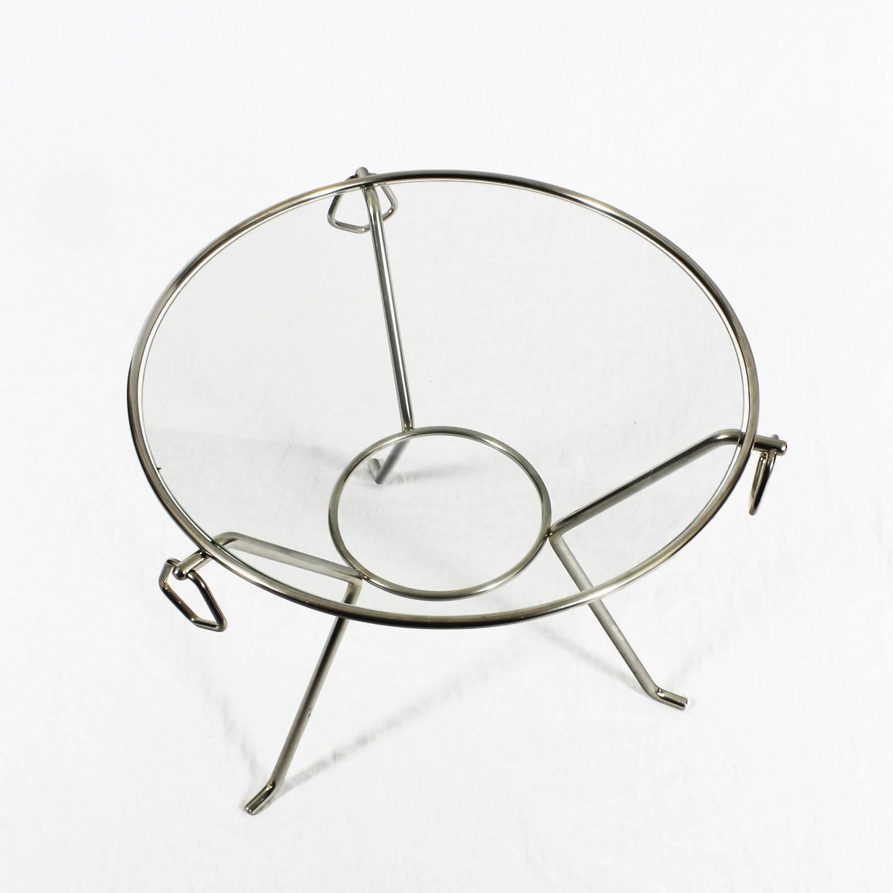 Moder Dreibein-Tisch aus vernickeltem Messing, Glas, Ringe – Frankreich (Französisch) im Angebot