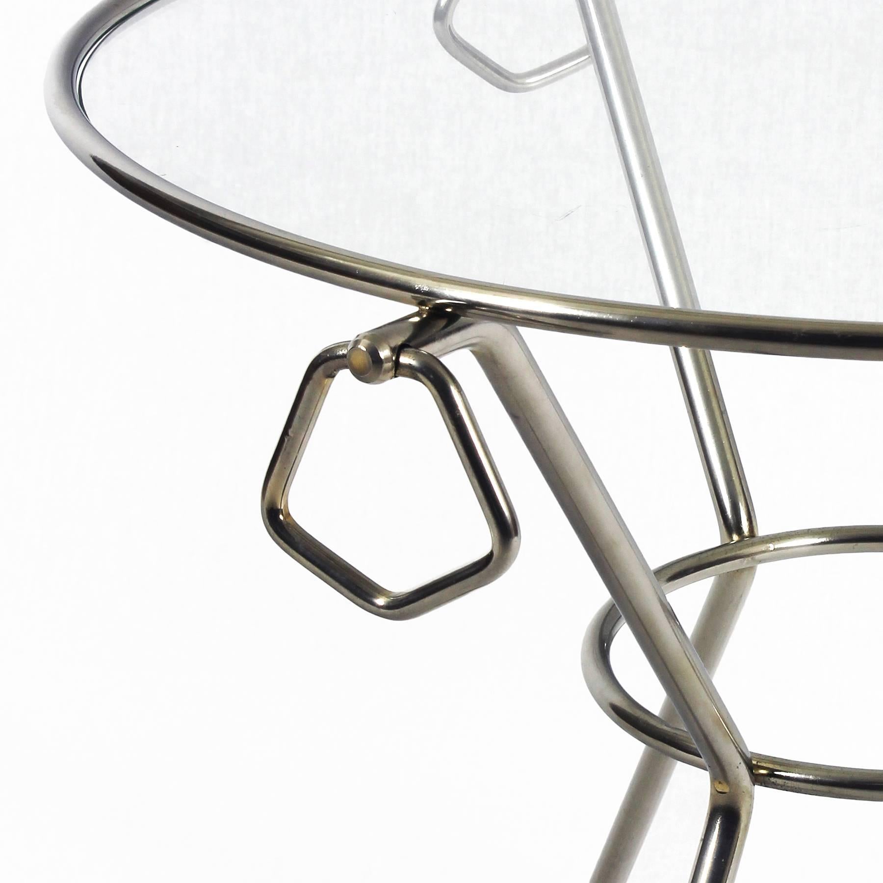 Moder Dreibein-Tisch aus vernickeltem Messing, Glas, Ringe – Frankreich (Beschichtet) im Angebot