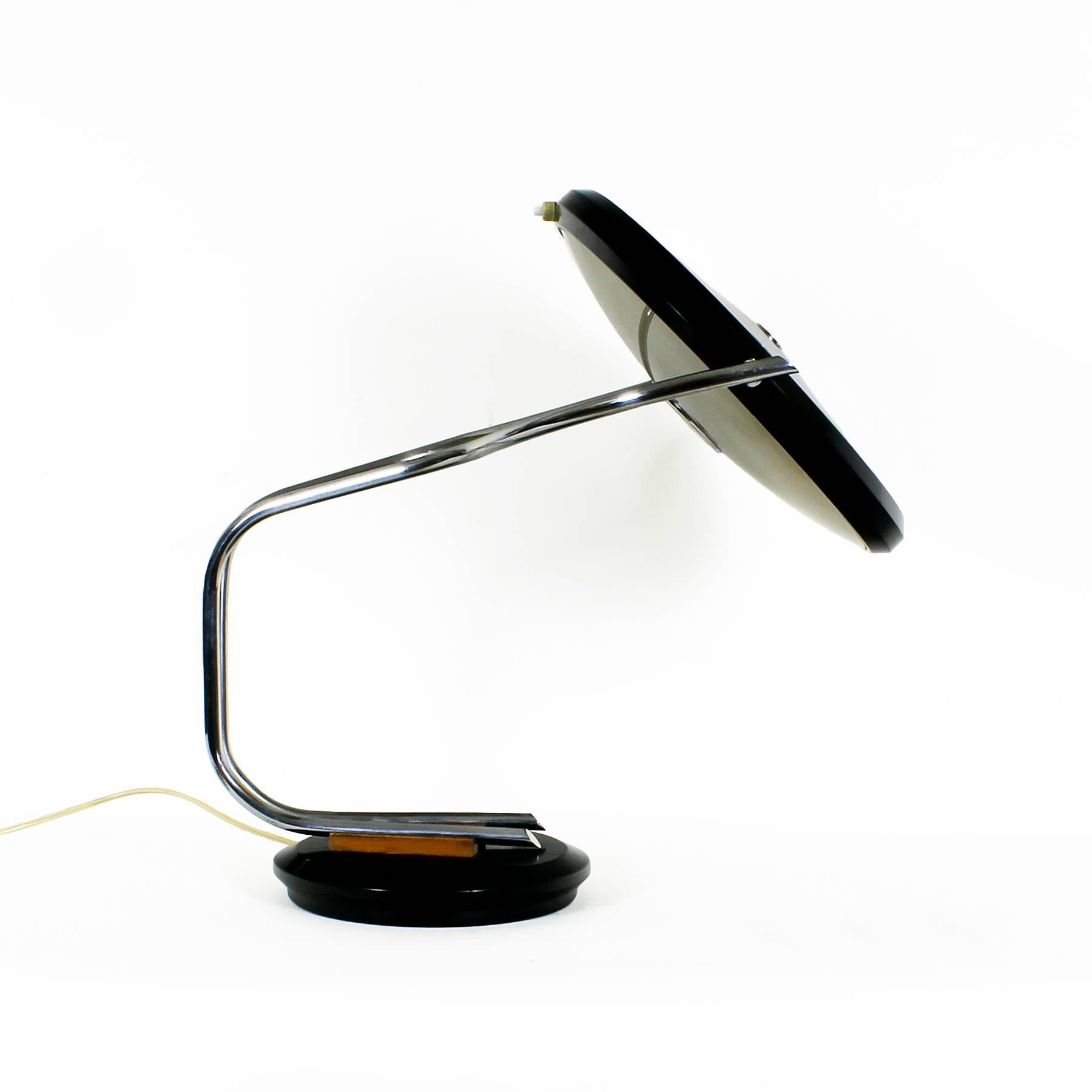Rare desk lamp, revolving base and pivoting lampshade, chrome-plated metal, black lacquered sheet metal, teak wood and sanded glass.
Maker: Fase

Spain, circa 1960.